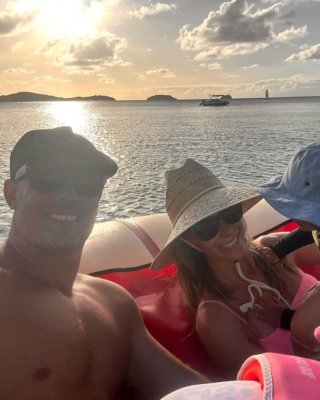 ジェニファー・ホーキンスさんのインスタグラム写真 - (ジェニファー・ホーキンスInstagram)「Fiji with my little fam! 🥰🌺」5月22日 13時59分 - jenhawkins_