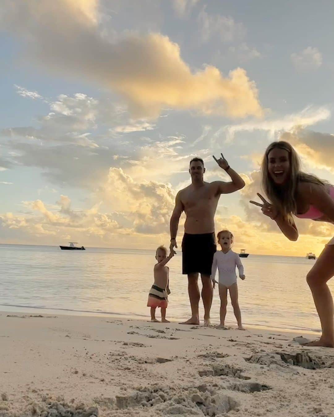 ジェニファー・ホーキンスのインスタグラム：「Fiji with my little fam! 🥰🌺」