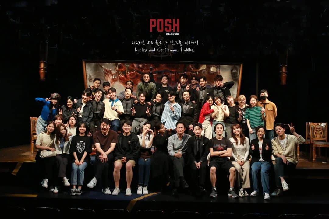 キム・スロのインスタグラム：「연극 포쉬. 잘끝냈습니다. 우리 배우들에게 하나님의 은혜가 충만하기를.... 포쉬를 보러와주신 관객여러분 깊은감사를 올립니다. 감사합니다. 내년에 더 멋지게 인사드릴수있게 하겠습니다. #연극포쉬」