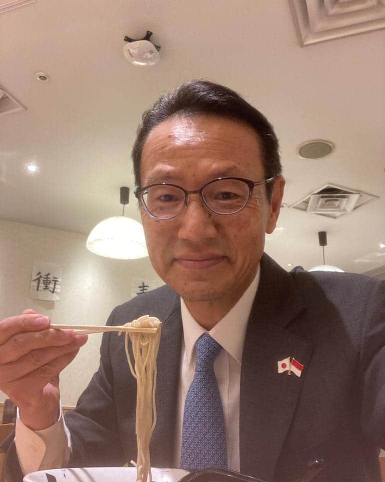 石井正文さんのインスタグラム写真 - (石井正文Instagram)「Pada kesempatan perjalanan dinas kali ini, saya makan ramen lokal di Hiroshima, Jepang🍜😋 Ini adalah Shio Ramen (ramen cita rasa kaldu asin) dengan topping irisan lidah sapi. Kuahnya lebih segar daripada yang saya pikirkan dan tentu saja rasanya enak. 😄👍  広島で食べた地元のラーメン。😋 🍜牛タンが乗った塩ラーメン。✨ 思ったよりもあっさりして、美味しかったです。😄👍」5月22日 14時00分 - jpnambsindonesia