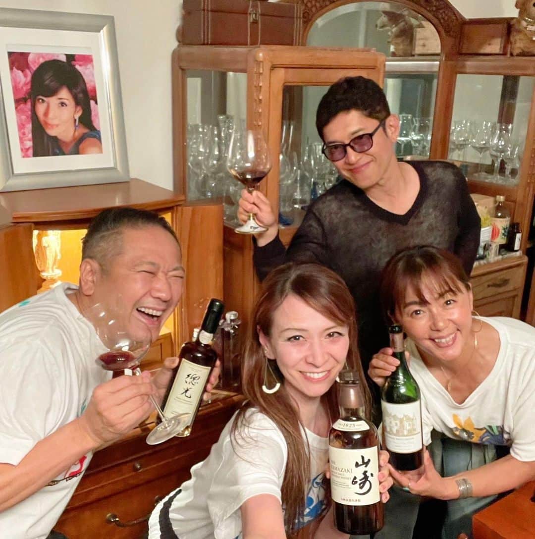 田中律子さんのインスタグラム写真 - (田中律子Instagram)「鎧塚邸にて、ホームパーティー🎉に呼んでいただきましたー🍷 @toshiyoroizuka   トシさん、薬丸さん、里井さん  @mayumi.satoi と、4人で飲んで🍷食べて、しゃべって🤣あっと言う間に深夜まで😆コロナ禍で3年ぶりと言う、鎧塚邸でのホームパーティーは、奥様のなお美さんに、みんなでお線香をたむけさせていただき、ボトルを開けるごとに、なお美さんにもグラスを🥂あなたたち、よく飲むわね〜ってなお美さんが笑ってるようでした☺️トシさん、ワイン🍷もお肉も、ケーキも🍰ご馳走さまでしたー🎉  最後の写真は、以前鰻を食べに行った時です✨トシさん、またホームパーティーお願いしまーす🍷  #toshiyoroizuka  #薬丸裕英  さん #里井真由美  さん #川島なお美 さん #ホームパーティー  #家で飲むワイン #高級すぎて #美味しすぎた  #みんな最高  #また集合」5月22日 14時10分 - ri2kotanaka