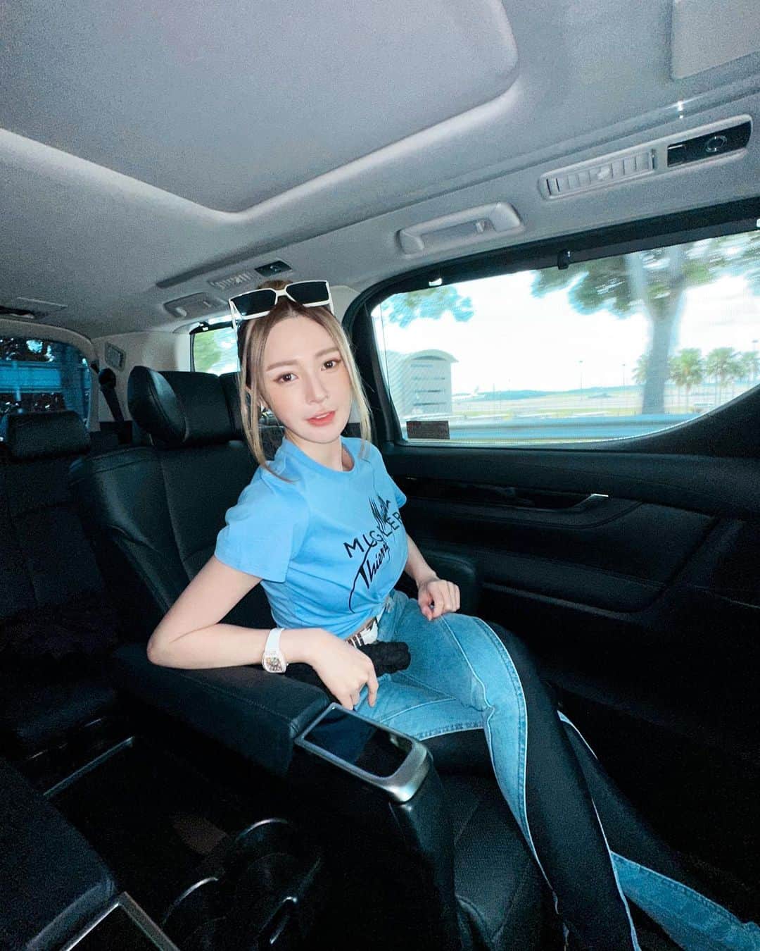 Yumi Wongさんのインスタグラム写真 - (Yumi WongInstagram)「Yumi正在被運送to香港中。。🦋 #muglerhm #mugler #hm」5月22日 14時10分 - yumiwong_official