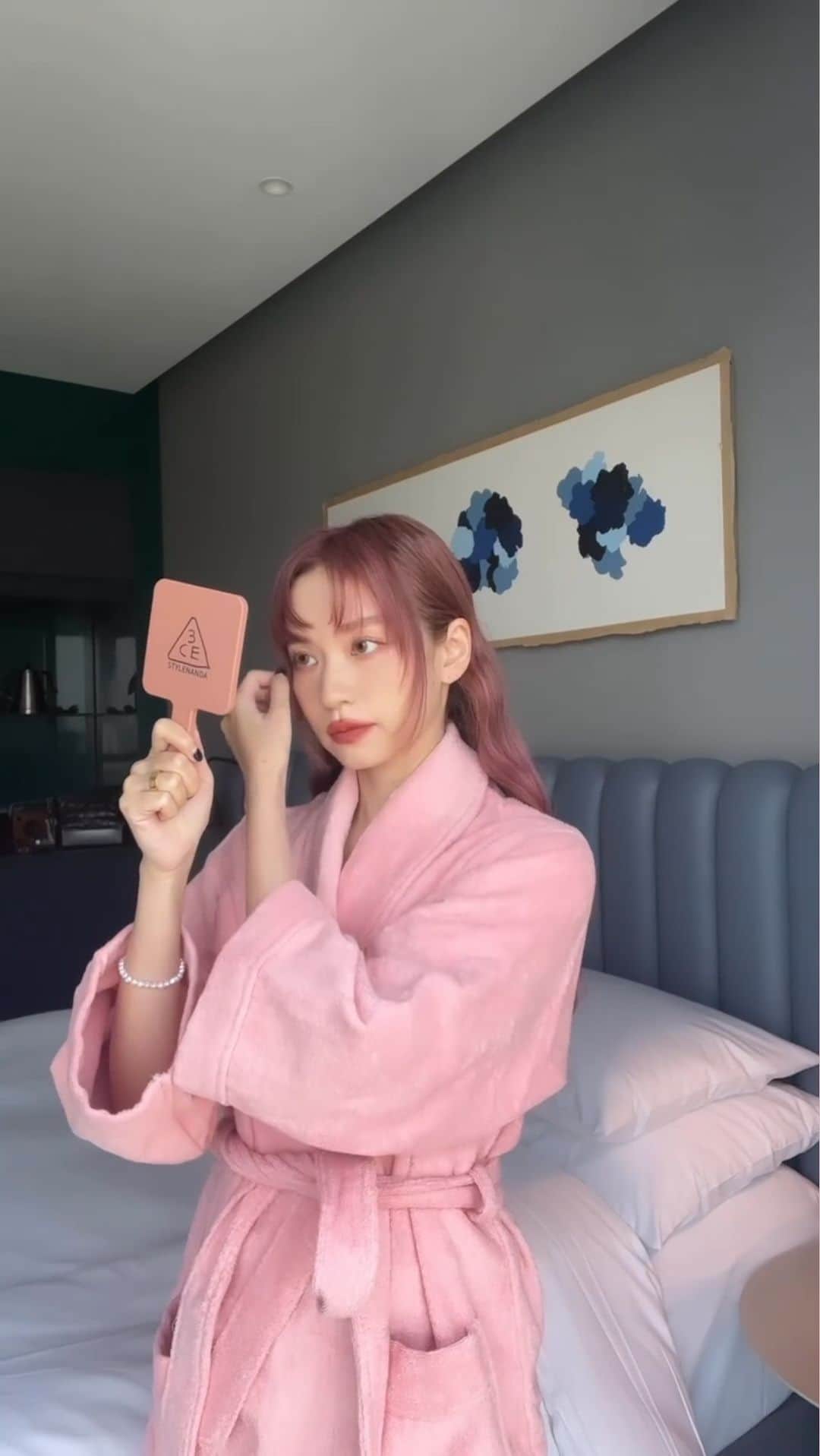 Official STYLENANDAのインスタグラム：「@jibbierubie의 3CE 블러매트립스틱 팝업 가는 길, 함께해요!💖  🫶🏻REPOST แต่งตัวไปร่วมงานกันฮะ ลิปที่ทาคือ 3ce blur matte สี# rosiness 💕✨  @Houseof3CE @stylenandathailand_official @3ce_official #3CE #3CESTYLENANDA #3CETHAILAND #HOUSEOF3CE #3CEBLURMATTECITY #BLURTHELINE #3CEBLURMATTELIPSTICK」