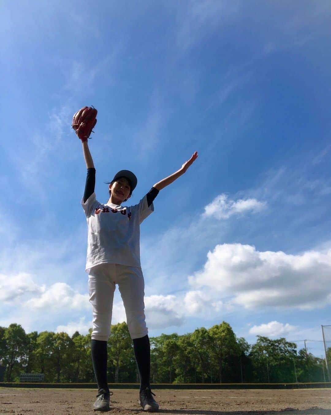 たなかさえのインスタグラム：「良いお天気☀️野球日和⚾️ . さるうで…🐒💧 . #baseballgirl#baseball#野球女子#草野球」