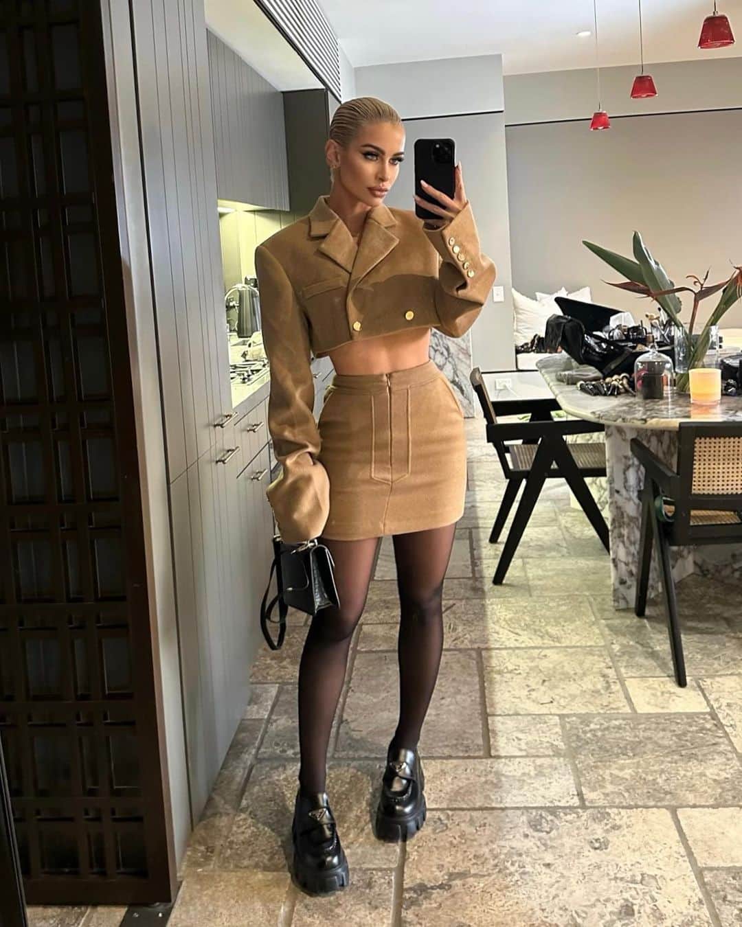 エリー・ゴンサルヴェスのインスタグラム：「what a week 🤍 slide for some fun  wearing @khirzadfemme」
