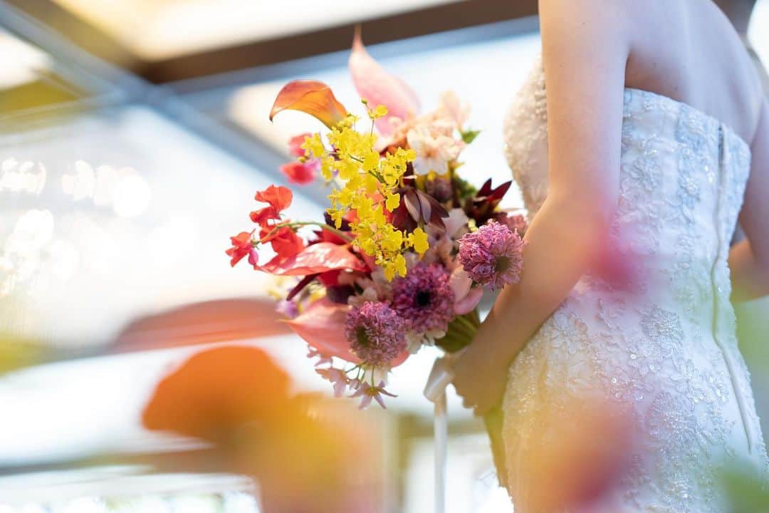 KIYOMIZU京都東山 公式さんのインスタグラム写真 - (KIYOMIZU京都東山 公式Instagram)「. カラフルな花材をつかった 会場コーディネート💐  つかった花材たちはこちら💁🏻‍♀️ カラー アンスリウム スイートピー ラナンキュラス リューココリーネ オンシジューム アルストロメリア  気になったら是非保存してね♪  ----------------------  @kiyomizu_kyoto_higashiyama をフォローし 【#kiyomizu京都東山】で検索してくださいね❖  #スタイルズ花嫁 #KIYOMIZU京都東山 #KIYOMIZU花嫁 #ブライダルハウスtutu #シェアーズヘアメイク #京都結婚式場 #卒花嫁 #プレ花嫁 #結婚式レポ #披露宴レポ #ウェディングブーケ #ブーケ #メインテーブル #ゲストテーブル #会場コーディネート #会場装花 #高砂 #高砂装飾」5月22日 14時16分 - kiyomizu_kyoto_higashiyama