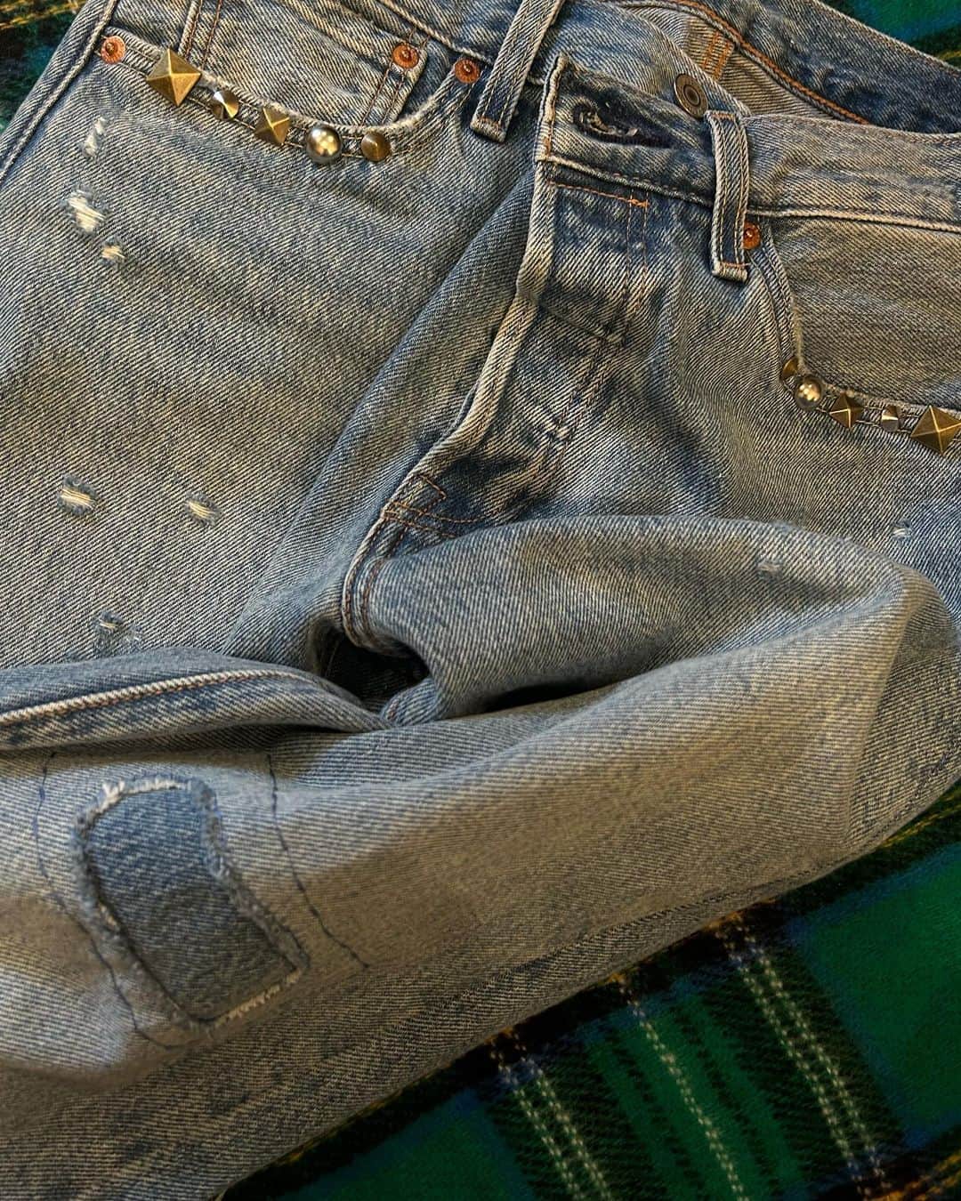 土生瑞穂さんのインスタグラム写真 - (土生瑞穂Instagram)「ଘ👖ଓ  デニム好きにはたまらない501® 150th 思い出に。 腰で履きたくて少し大きめのサイズに 前ポケット両サイドにスタッズと 後ろにペイント入れて貰ってカスタマイズしてきました。 破れてしまったデニムでいつかクッションも作りたいな。」5月22日 14時27分 - habuchaan