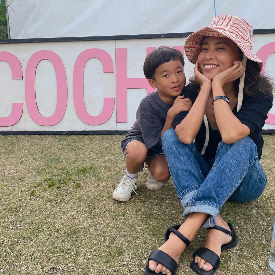 渋木さやかのインスタグラム：「🎵🎵🎵 ⠀ 夫の仕事柄、国内外のフェスに行くことが多いのだけど、一つのフェスを作るのに色んな人たちが関わって作っていることを知りました。 ⠀  フェス全体のオーガナイザー、ステージや会場をトンテン作る人、装飾、音響からステージ監督、それらをお仕事にされて日本中、世界中を飛び回ってフェスやイベントを支える人たち。  ⠀ 　夫を通してそんな人たちと知り合って、私も仲良くしてもらってるけど、なぜこの仕事についたのが聞いてみたいなぁ。アーティストの奏でる音楽に感動することももちろんだけど…何かを作り上げるには、色んな大人たちが関わって本気でやっている。なんてことにも感動している。  ⠀ 　まぁまぁ目が肥えてしまって、「このステージの装飾すごい！」「駐車場のオペレーションスムーズ！」「ゴミ箱の配置とトイレの数！」なんて目でも見てしまってますが🤣 ⠀  夫と一緒に仕事をするとケンカしちゃうからガッツリすることはないし😂 陰で支えるタイプの妻じゃないけど、いつも一番の味方でいたいとは思ってる。それに、たまーに素晴らしいアドバイスもらったりする。 ⠀  　ケンカすると、お互い飛び蹴りとかしちゃうし、「前世は敵の武将同士」とか言われて妙に納得しちゃったこともあったけど、お互いの国を守るために、これからも同盟国として頑張っていこうと思ってます。🏯🤝🏰 ⠀ ———————————  いま時期にこのカシュクール ピッタリすぎて週に3回着ちゃう ちなみにset upでパンツもある！ @glassysea_official   マスクの他にhatも作ってる Hat @hempeau_skin  ⠀ Sandal @shisei_shoes  まっったく疲れないの ————————————- #ヨガメモbysaya #渋木のオススメ」