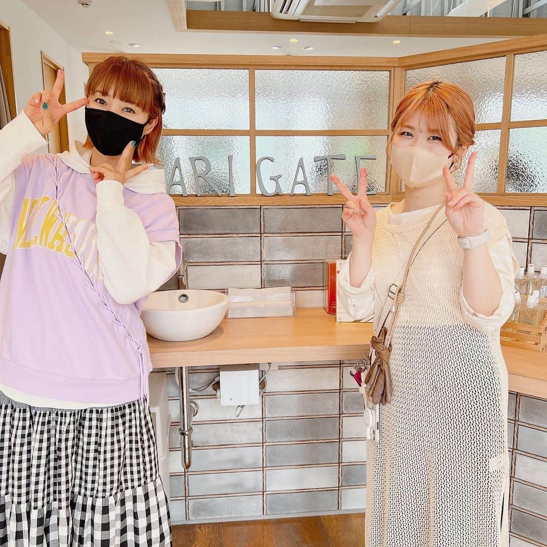 のインスタグラム：「美容室day✨( @arigate_official )✨ ・ 今回は初めてまるちゃん( @arigate_takamaru )にカットしてもらいました😍❤️ バッサリ切ってショートにしようか、もぅ少し待ってみようか…悩んだ結果… 2〜3センチ切りました😆✂️ ・ 色はまるちゃんのカラーが私的にストライクだったのでアツシさん( @ari.gate_uthida.atsushi )に相談してピンクオレンジで同じカラーに🩷 ・ そして、最後に自分ではできないヘアアレンジをしてもらいました！ ・ まるちゃん、アツシさん ありがとうございます❤️😍❤️ ・ ・ #代官山 #美容室 #arigate #ヘアサロン #ヘアアレンジ #ヘアカラー #ヘアスタイル #ショートカット #ボブ #夏髪 #たかはしゆい」