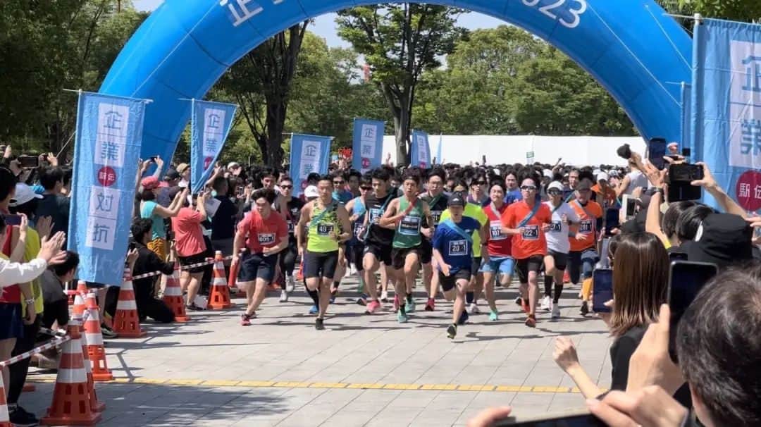 宇野けんたろうのインスタグラム：「「企業対抗駅伝東京大会」  ゲストランナーとして  吉本チームで盛り上げてきました！  １区はやっぱり良いね。  ガチランナーもたくさんいて  楽しかった！！  #企業対抗駅伝  #壽屋 #コトブキヤ #イトイエックス #Buff #マラソン #ランニング #駅伝」
