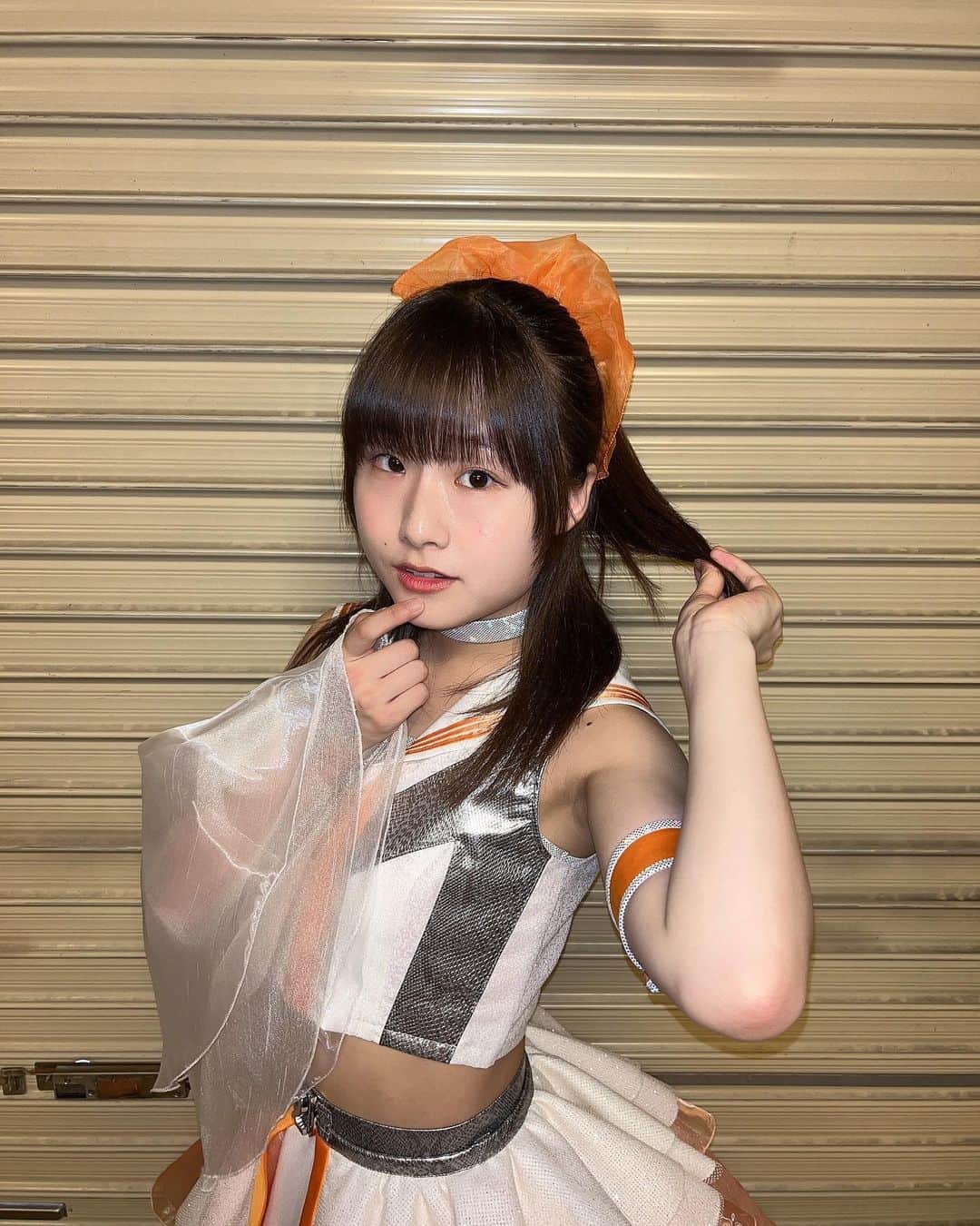 新倉愛海のインスタグラム：「new costume🧡 ⁡ #アプガ2 #にきちゃん #Japaneseidol #新衣装 #ハーフアップ #オレンジ」