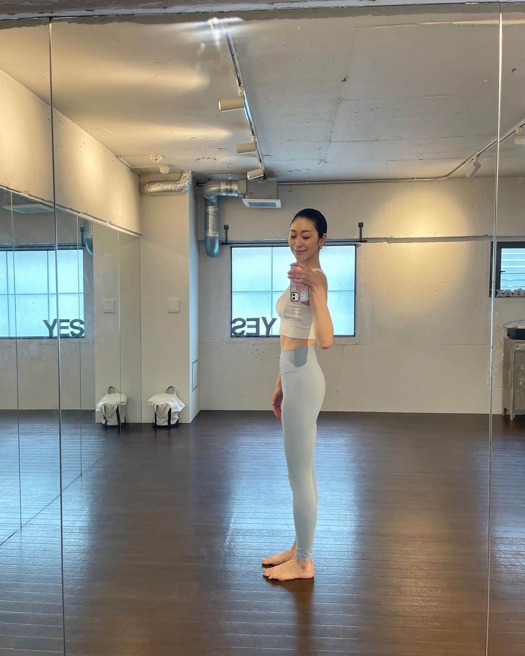 熊澤枝里子さんのインスタグラム写真 - (熊澤枝里子Instagram)「・ make peaches with pilates🍑🤸  私のピラティスクラスでは4〜6月、おしりトレーニングやってます。 私も皆と一緒にレッスン中、トレーニングをしていたら、 整体の先生に「おしり上がったね！」と言われました😁 いぇい🙌  オリジナリティある、独特なレッスン方法とレクチャーでお届けしてます🤸  #pilates #matpilates #machinepilates」5月22日 14時29分 - kumazawa_eriko