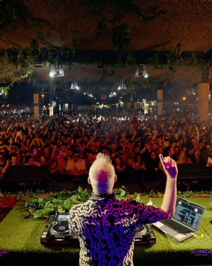 FatboySlimのインスタグラム：「Empezamos el lunes bailando porque seguimos sin poder creer lo de ayer 💥 @officialfatboyslim gracias por cerrar nuestro domingo en lo más alto 🫶🏻  Brunchers, aún quedan algunos tickets para el próximo sábado con @solomun 🚀 LINK EN BIO」