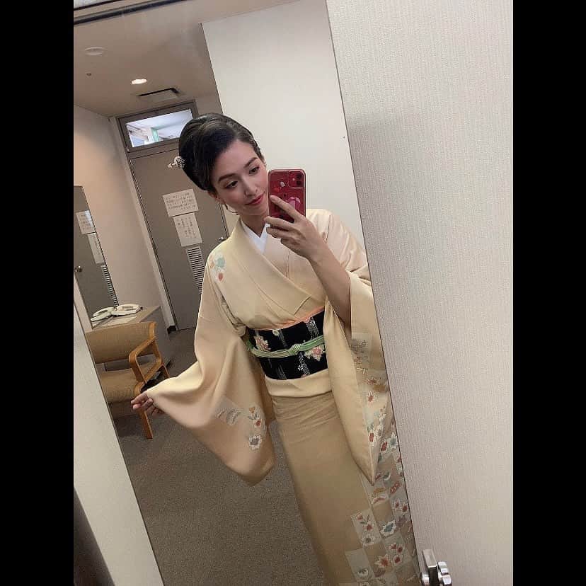 ダンドイ舞莉花のインスタグラム：「おいでやす〜  女将、お弥代どす🤍  #歳三を愛した女 #musicaltheatre #musical #theatre #opera #オペラ #performer #singer #kimono #japan #fukushima #aizuwakamatsu #会津若松 #福島 #新選組 #THELEGEND #ザレジェンド #會津風雅堂」