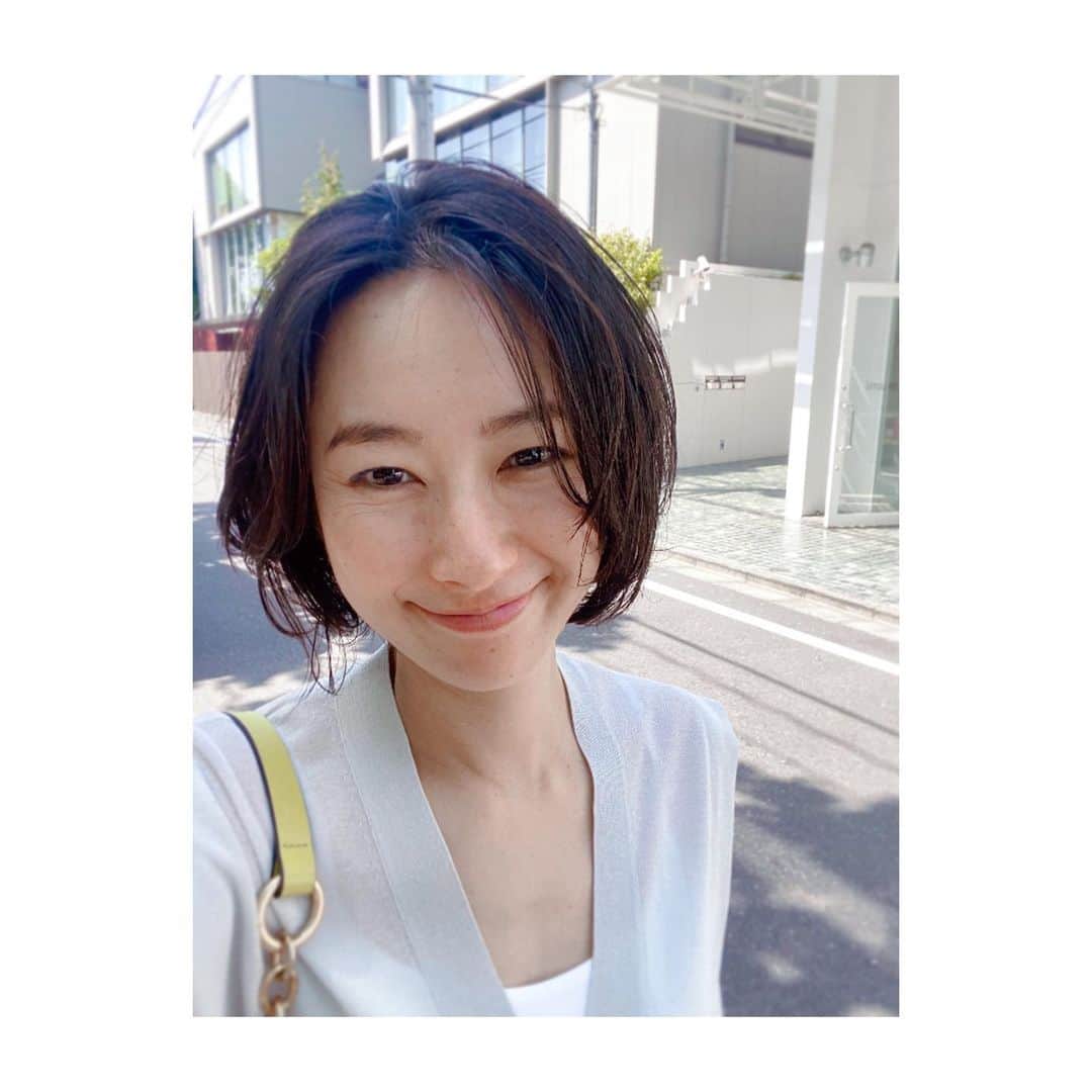 美保なな実のインスタグラム：「✂️✂️✂️  髪を短くした記録に投稿〜📝  先日はこのストーリーに沢山の❤️有難うございました🤭 調子に乗って、このままの感じで行ってしまおうかと本気で検討中〜♪  ご意見、是非是非、お待ちしております🙏🏻」