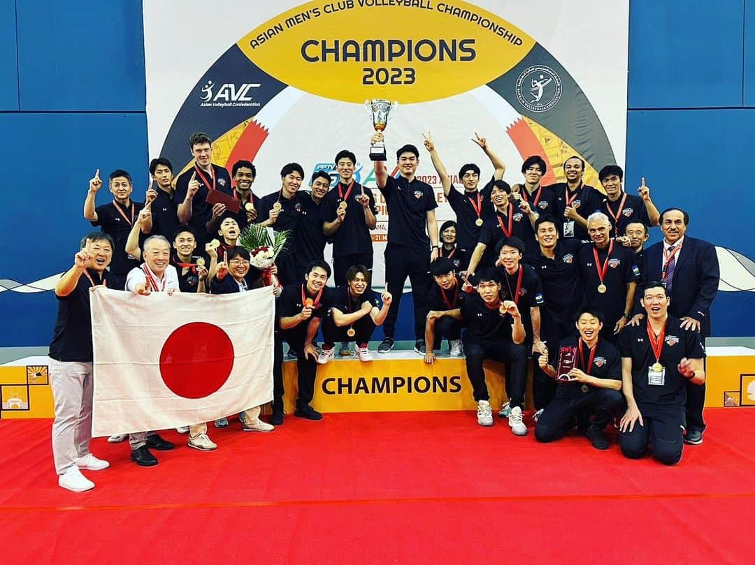 藤中謙也のインスタグラム：「Champion🥇 今シーズン最後の大会で 最大の目標を達成することができました！ 楽しい試合だった！  悔しいシーズンだったけど最後に笑って終えることができました。 チームメンバー、現地の声援、そして絶えず応援してくださったファンの皆さんありがとうございました❗️  今シーズンの悔しさと喜びを忘れずまた次のシーズンに向けて歩んでいきたいと思います❗️  #volleyball #バレーボール #Vleague #Vリーグ #ハイキュー #suntorysunbirds #サントリーサンバーズ #箕面市 #バレー #大阪 #goldwin #ゴールドウィン #c3fit #doctorair #underarmour」