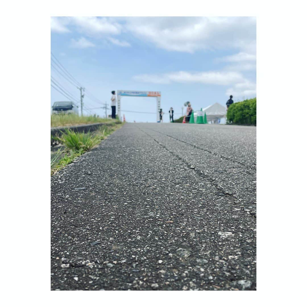 市橋有里さんのインスタグラム写真 - (市橋有里Instagram)「【20th.とやま清流マラソン】  快晴のお天気のもと 昨日はとやま清流マラソンで ランナーの皆さんといい汗流せました♪ 本当に来て良かったなぁという 美しい景色✨ そして地元のみなさんがとにかく あったかくてとてもいい大会でした。 北陸新幹線で東京から2時間半 あっという間です 駅もきれいになっててビックリ🫢 給水所ではボランティアの皆さんが ランナーに水をかけてくださったり 本当に優しくて感動しました。 そんなボランティアの皆さん見てると 自然と体が動くのですね みんなその後元気になって 走られてました♪  にしても、ほんとに暑かった〜 ランナーの皆さん 本当にお疲れ様でした！ 関係者の皆さまも暑い中 ランナーを応援してサポートしてくださって ありがとうございました！  【8枚目】の激坂を乗り越えゴールして完走できた みなさま素晴らしい✨ 私は上りがだいの苦手なので ほんとに尊敬します✨ でも、完走できなくても気候やちゃーんと 自分の力を把握してのことですから また次のチャレンジを楽しんで下さいね♪  富山新聞創刊100年おめでとうございます。 そして20回を迎えたこの大会が ますます素敵な大会になることを願っています✨  #富山清流マラソン #ゲストランナー #立山連峰 #立山連峰が見渡せる素敵なところ  #富山 #富山素敵な街」5月22日 14時44分 - ariichihashi