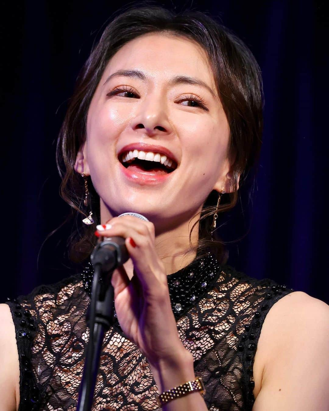 梅宮万紗子のインスタグラム：「先日の神楽坂でのライブでは、沢山の方にお越し頂きました。本当にありがとうございました。  撮影から2年経って、改めて同じ歌を練習してみると、違う発見や、以前より自分のものになった！という感覚もあったり、当たり前かもしれないけど、何よりバンドの演奏がとびきり心地良い事も感じられて、本当に贅沢な夜でした。  生まれ変わりがあるなら、歌の上手なシンガーソングライターになりたい。  #神楽坂グリー #ニューオーリンズジャズ #川越リライト ＃ジャズ映画 #ithadtobeyou #justacloserwalkwiththee #myblueheaven」