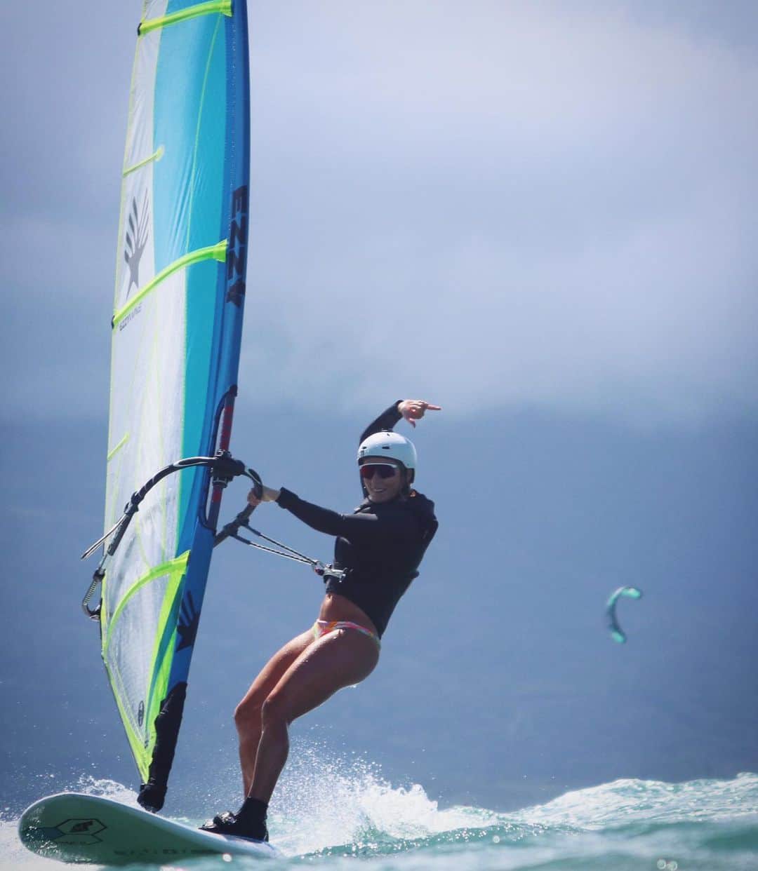 ミカエラ・シフリンのインスタグラム：「Windsurf & Training Camp on Maui ended a few days ago! Gonna miss getting catapulted off my rig on the daily and accidentally drinking the entire ocean in a session only for it to pour out my nose later in the day, but duty calls! Now it’s time to do more training in other parts of the world! Like… home… hahah☺️  Shout out to @erikaederphotography for the awesome water shots and especially for getting actual real hard copy evidence of me doing a gybe!  #BeWhoYouAre @oakley #BXTR」