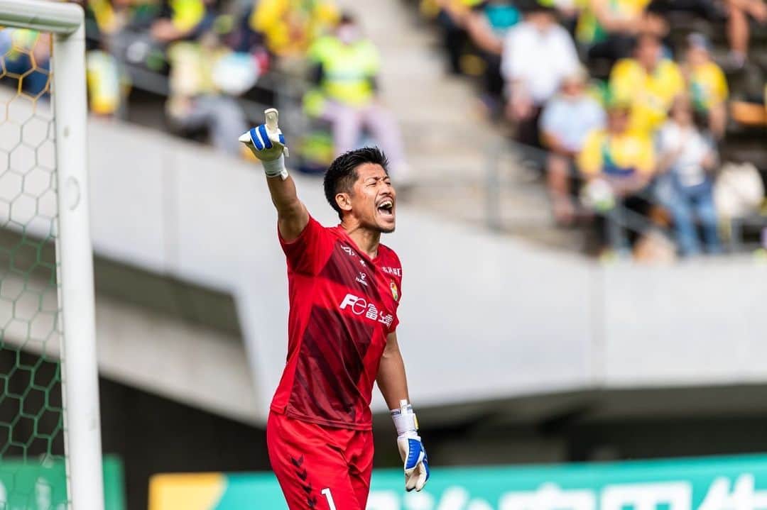 新井章太のインスタグラム：「☆☆☆  1-0. 1-0. 1-0.  ゼロって本当最高‼️ フクアリ本当最高‼️‼️‼️  次もパワーください💪✨  @jefunited_chiba_official  @precovery_japan  @precovery_korea  @norm_inc  @norm_standard  @soccerjunky_official  @innhero_japan  @unical_calcium」