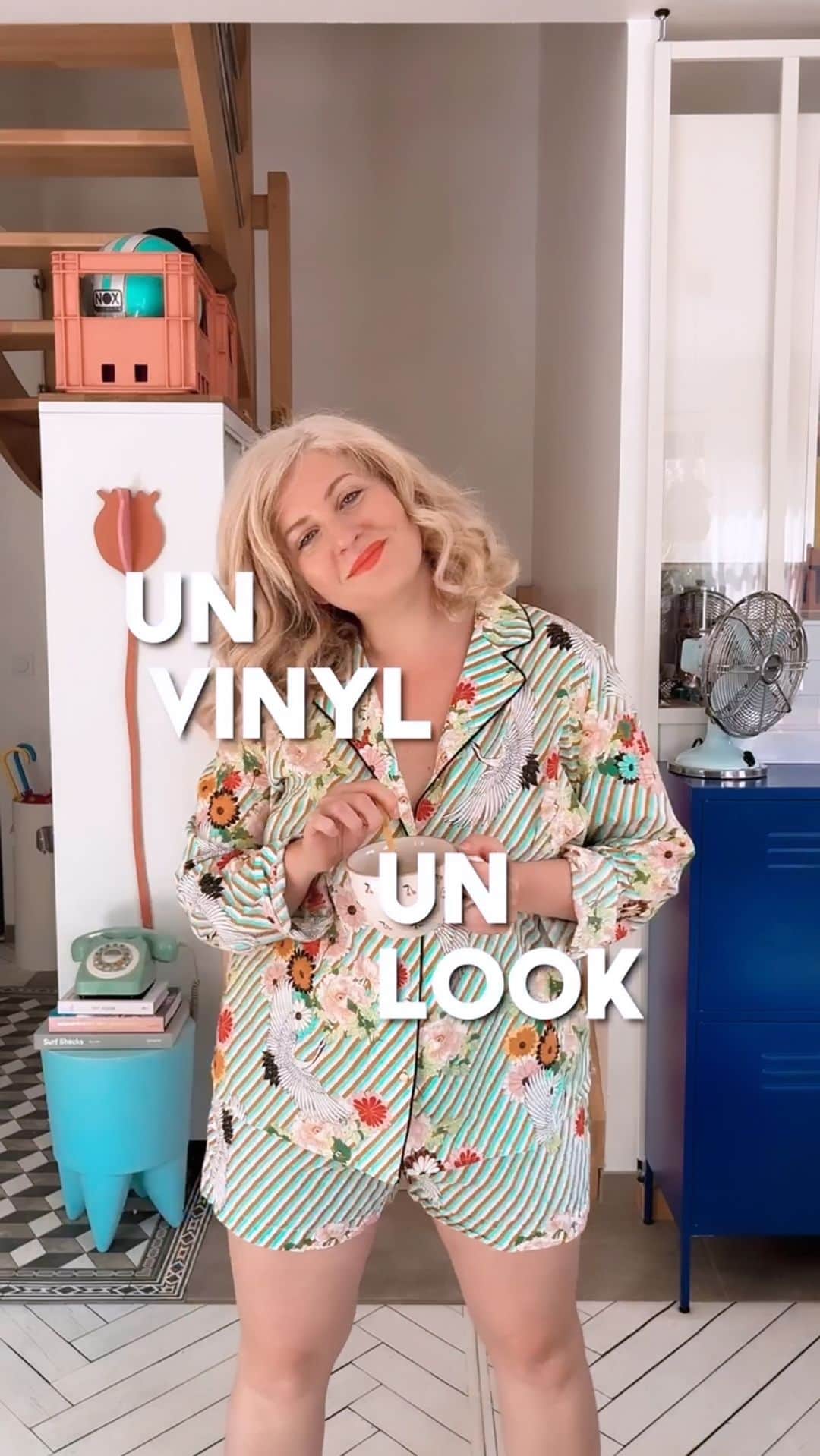 のインスタグラム：「Melody Nelson était déjà dans la discothèque de mes parents lorsque j’étais ado et certainement enfant.  Je me souviens avoir passé l’été de mes 18 ans à l’écouter ainsi que l’album Di Doo Dah de Jane Birkin.  Il paraît qu’ici, sur Instagram, ce qui fonctionne ce sont les titres plus ou moins récents qui tournent en boucle … ce qui signifie qu’aujourd’hui je fais l’exact inverse.  Et peu importe que cela fonctionne ou pas, car j’aime profondément ce Vinyle.  Je pars prendre mon train pour le Sud ( l’autre à l’Est) je vous embrasse. Elisa   Robe/ short et haut @louisemishawomen  Clogs/ sac et bo @sezane  Chapeau @balzacparis  Baume lèvres et joues @pomponne.makeup et @dailie.paris Pyjama @monoprix」