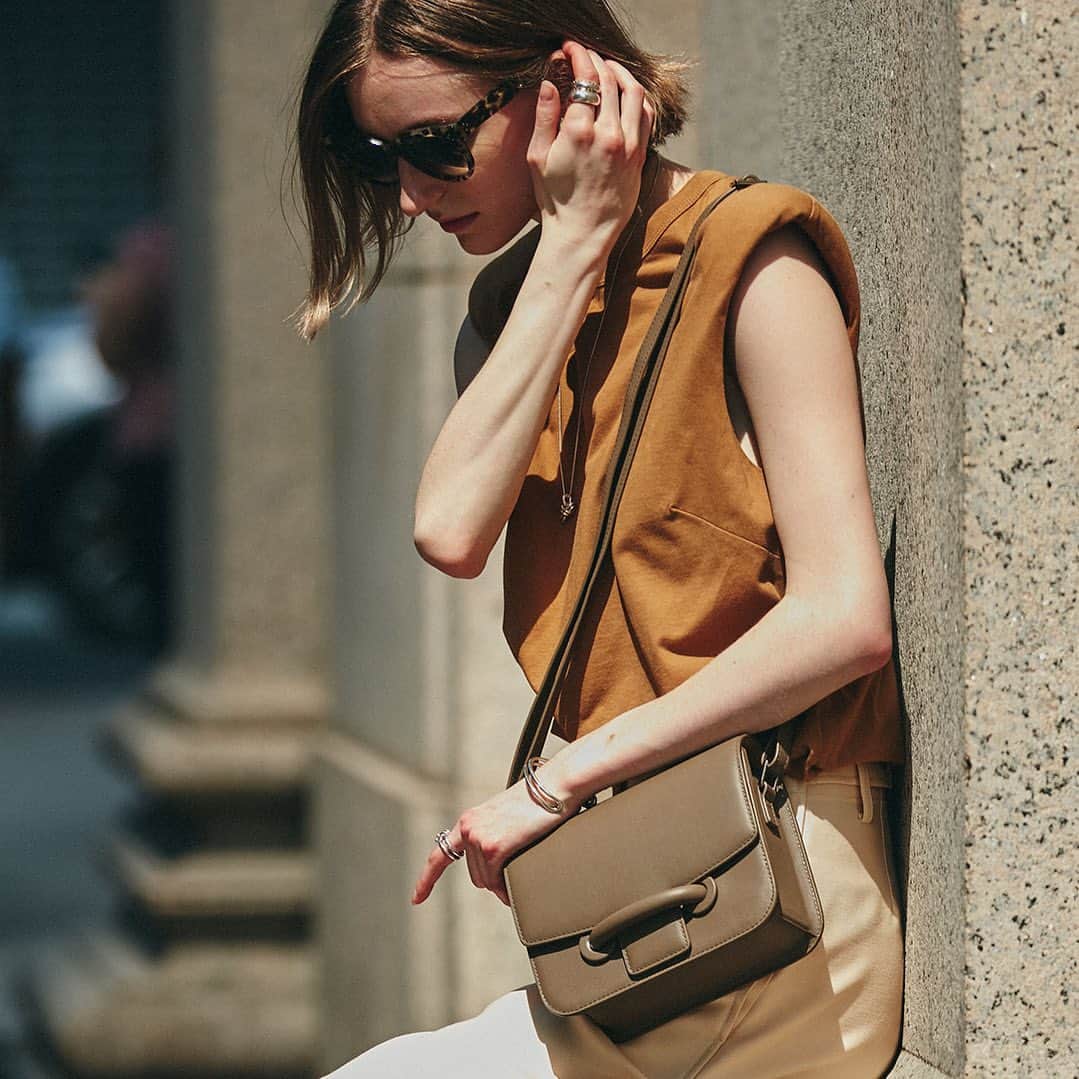のインスタグラム：「人気のショルダーバッグCity Miniの新色Taupe。シックなニュートラルカラーでさりげなくセンスの良さが光る大人色です。  #vasic #ヴァジック #vasicbond  #bag #leather #handbag #leatherbag #shoulderbag #citymini #pattimini #pf23 #newcollection #newitem #vasicjapan #vasicnews #バッグ #レザー #革  #ショルダーバッグ  #ハンドバッグ #ミニバッグ #レザーバッグ #ヴァジックジャパン」
