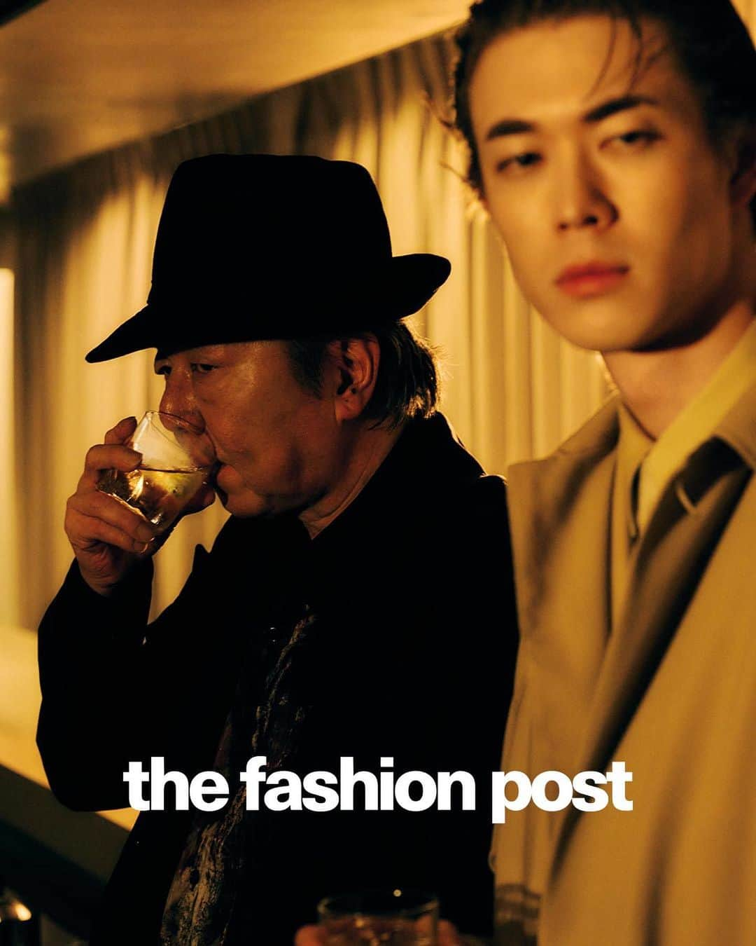 The Fashion Postさんのインスタグラム写真 - (The Fashion PostInstagram)「#fashion Arata Furuta & Hio Miyazawa  『古田新太と宮沢氷魚。ふたりが見つめる闇。「パラサイト」vol.3』  カンヌ国際映画祭パルム・ドール受賞、米アカデミー賞4冠を達成するなど、アジア映画として初の快挙を成し遂げ、世界を席巻した映画『パラサイト 半地下の家族』。この度、鄭義信を演出に迎え、日本にて舞台化が決定した。  キャストには、若手からベテランまで、実力を兼ね備えた俳優が名を連ね、より一層注目が高まっている。物語の中心を担い、高台に住む裕福な一家に寄生していく半地下の家族、金田家の大黒柱である父の文平を演じるのは、強烈な個性と存在感を放ち、コミカルな役からシリアスな役まで幅広く演じる個性派俳優、古田新太。一家の長男の純平を演じるのは、知的な眼差しに爽やかな笑顔が魅力的な俳優、宮沢氷魚。物腰柔らかな雰囲気を漂わせながらも、難しい役どころを難なくこなし、ますます存在感が増している。  古田は、Yohji Yamamoto POUR HOMME (ヨウジ ヤマモト プール オム) のブラックジャケットとハットでシックにまとめながらも、チラリとのぞくプリントシャツで遊び心をプラスした。一方宮沢は、Ferragamo (フェラガモ) のトレンチコートに身を包み、同色のシャツとネクタイを合わせてモダンな印象に。大きな社会問題をテーマとしたこの作品で、彼らは何を感じ、今何を思うのか。  model: Arata Furuta & Hio Miyazawa photography: Tomoaki Shimoyama styling: Keisuke Watanabe (Arata) & Masashi Sho (Hio) hair & make up: Natsuki Tanaka (Arata) & Taro Yoshida (Hio) edit: Manaha Hosoda text: Miku Oyama  #TFP #thefashionpost #aratafuruta #hiomiyazawa #yohjiyamamotopourhomme #ferragamo #parasite #古田新太 #宮沢氷魚 #ヨウジヤマモトプールオム #フェラガモ #パラサイト」5月22日 18時00分 - tfpjp