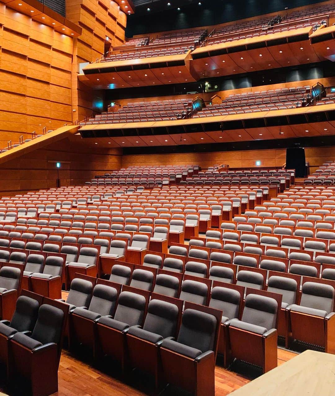 幹てつやさんのインスタグラム写真 - (幹てつやInstagram)「東京国際フォーラムCの舞台からの景色をです。  8/14〜9/10でミュージカル「ファントム」でこの舞台に立たせて頂きます。  ここにお客さんが座ってると思うとワクワクしてきます！  #東京国際フォーラムホールc #舞台からの景色 #ミュージカルファントム #東京グランド花月 #幹てつや」5月22日 14時54分 - mikitetsuya