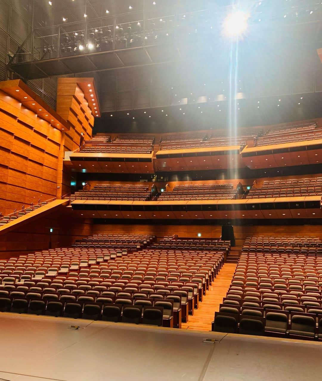 幹てつやのインスタグラム：「東京国際フォーラムCの舞台からの景色をです。  8/14〜9/10でミュージカル「ファントム」でこの舞台に立たせて頂きます。  ここにお客さんが座ってると思うとワクワクしてきます！  #東京国際フォーラムホールc #舞台からの景色 #ミュージカルファントム #東京グランド花月 #幹てつや」