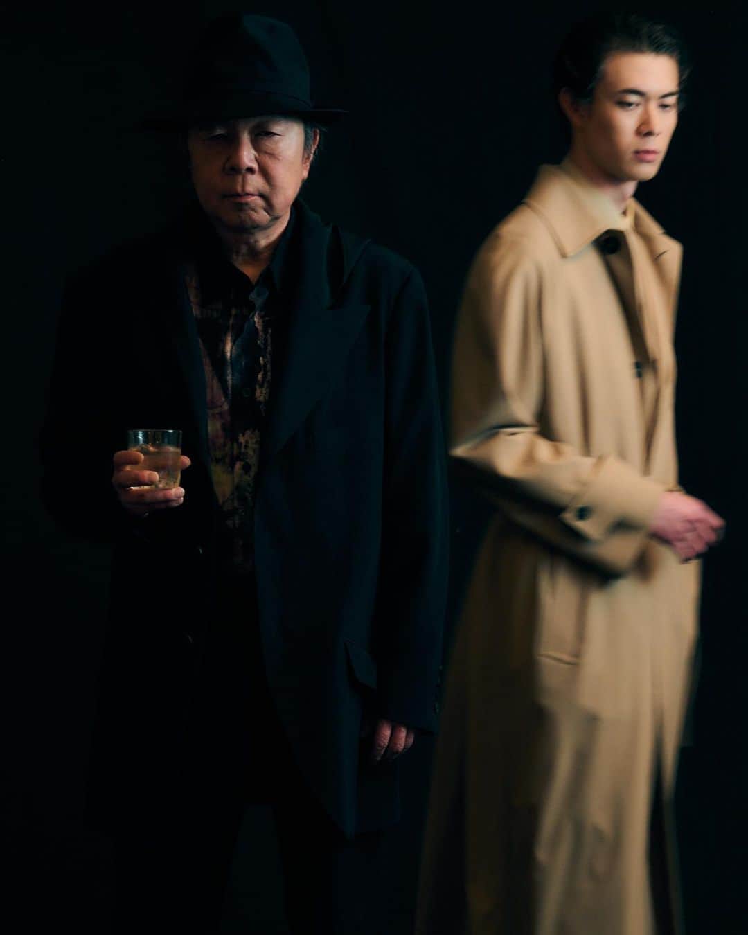 The Fashion Postさんのインスタグラム写真 - (The Fashion PostInstagram)「#fashion Arata Furuta & Hio Miyazawa  『古田新太と宮沢氷魚。ふたりが見つめる闇。「パラサイト」vol.3』  -古田さんと宮沢さんは今回が初共演ということですが、お互いが持っている印象などをお伺いできますか。  古田： 氷魚くんの作品を見ていて、真面目で綺麗な人だなというイメージを持っていました。でも、一緒に過ごしていく中で、意外と気さくにフランクに話す人なんだなと。この舞台のキャストもうるさい人たちがいっぱいいるけど、けっこう楽しくやれるんじゃないかな。できれば今回の座組の中でふざける喜びを知ってほしいです。  宮沢：僕は勝手なイメージですけど、古田さんのお芝居を見ていて、いろんな球を投げるタイプだと思っていました。芝居の舵を切っているのは古田さんなんだろうなと。でも、いろいろとお話を聞いていて、野球に例えるのであれば、古田さんはキャッチャーであって、いろんな人が投げてくる球を受け止めてくれる方なんだなということに気づきました。それがワンバンであっても、ちょっと高めに浮いたボールであっても、なんでも受け止めてあげるよと、そういうスタンスであるとおっしゃっていたので、僕にとって新しい発見でした。僕が何を投げてもしっかり受け止めてくださるんだという気持ちになれたので、安心感というか、どんどん思ったこと、伝えたいことを芝居の中で投げてみようかなと思いました。  -これから稽古とのことですが、どのような気持ちで取り組んでいますか。  古田：今、稽古場で一番楽しみなのは、みんなが本読みの時にどういうトーンで来るのかを見ることですね。初めてご一緒する方もいらっしゃいますし、それぞれがどういう気持ちで、意気込みで来るのか、それは蓋を開けてのお楽しみというか。そこから見えてくる世界観から僕は芝居を作っていきますので。  宮沢：今までは、稽古に入る前にけっこう自分なりに役について考えて、セリフも覚えていってというタイプでした。でもそれを、良い意味で変えていきたいと思っていて。そんな時に今回の舞台のお話をいただきました。すごく信頼できる先輩方もいるし、みなさんかなり自由にやられているので、僕もこの機会に挑戦的なことをやっていこうと思っています。あとは稽古場とか初めてみんなとお会いした時に何か生まれるんじゃないかなと思っています。だから、気持ちだけはそっちに持っていって、あとは稽古場でできたものをやろうと決めています。  -最後にメッセージをお願いします。  古田： 映画『パラサイト 半地下の家族』が大好きな人も多いと思います。暗い話なんだけど、鄭さんもメンバーも楽しく面白い舞台にしようとしていますので、まったく別物の日本版『パラサイト』を、ファンの方もそうでない方もぜひ楽しみに劇場に観に来ていただきたいと思います。  宮沢：暗いテーマではありますが、鄭さんが書いた台本は笑える、そして前向きになれるかと思います。観たときになんか面白かったねとか、観てよかったねとかと言ってもらえる作品だと思うので、ぜひ一人でも多くの人に観ていただきたいです。  #TFP #thefashionpost #aratafuruta #hiomiyazawa #yohjiyamamotopourhomme #ferragamo #parasite #古田新太 #宮沢氷魚 #ヨウジヤマモトプールオム #フェラガモ #パラサイト」5月22日 21時00分 - tfpjp