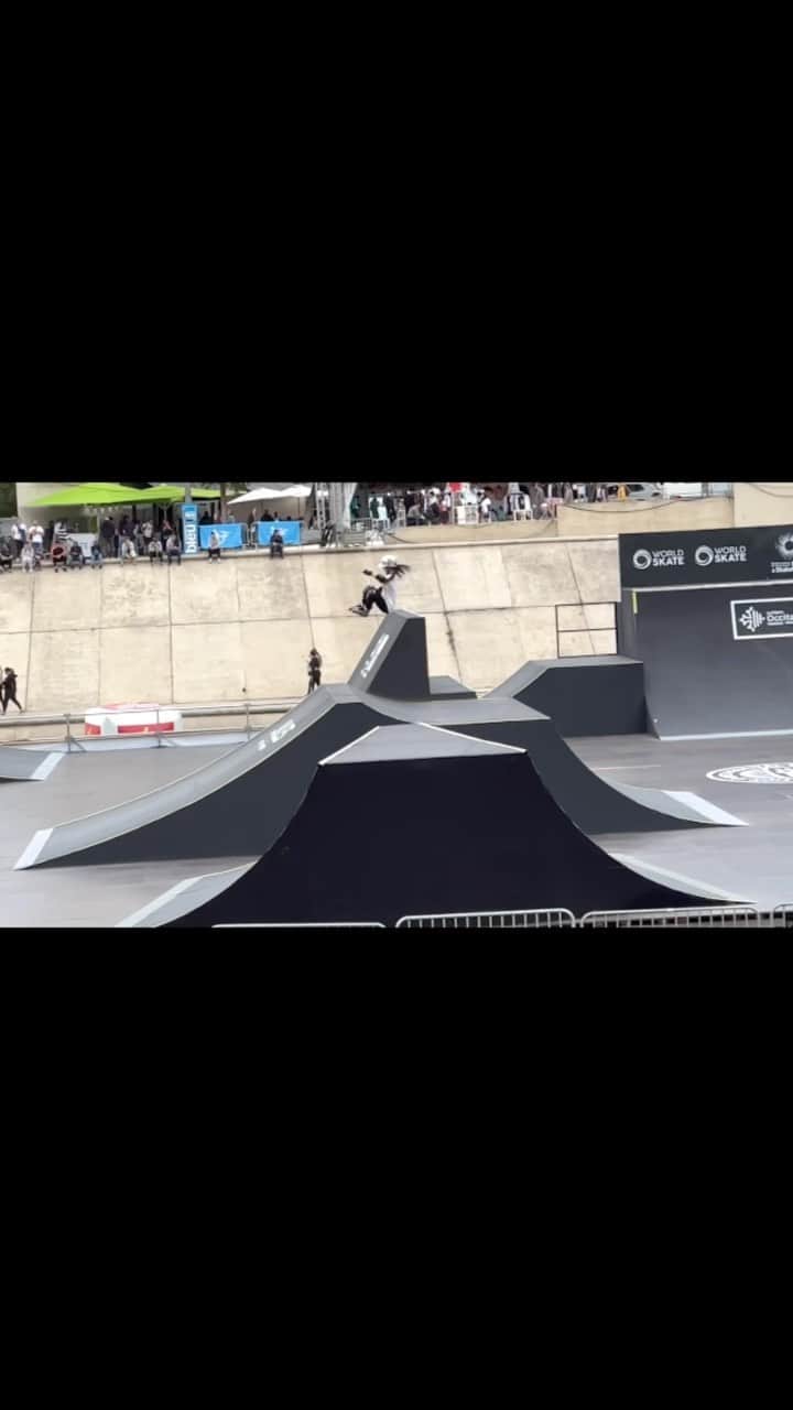安床武士のインスタグラム：「@sportsloverkaho ‘s run🙌 FISE Montpellier amateur Women contest was cancelled because the schedules could not be adjusted due to rain… But She can skate before close this course. This run is she was planning to do in her competition. Very good run💯 Thank you for try best @gianina_stt @dadouaubs Mathieu 🙏 アマチュア女子の大会は最終日まで降った雨の影響でキャンセルとなりました…かほちゃんは練習だけして本番が滑られないという無念の結果に。 普段は天候が安定しているモンペリエですが今年は散々雨にやられてしまいました… 他の競技でもキャンセルがあったとはいえあまりにも無念なので大会と連盟の方に相談し、コースをクローズする前の時間に滑られせてもらう事ができました🙏 (最後まで大会開催に向けて動いてくれたのですが流石に実現できず…) これはカホちゃんが大会で披露する予定だった滑りです！ ピッタリ50秒でしかもラストまでトリックが詰まっている最高のラン！ この為に色々と動いてくれた大会スタッフ、連盟スタッフに本当に感謝です。  #FISEmontpellier #rollerfreestyle #inlineskate #rollerblading #インラインスケート #ローラーブレード #ローラーフリースタイル」