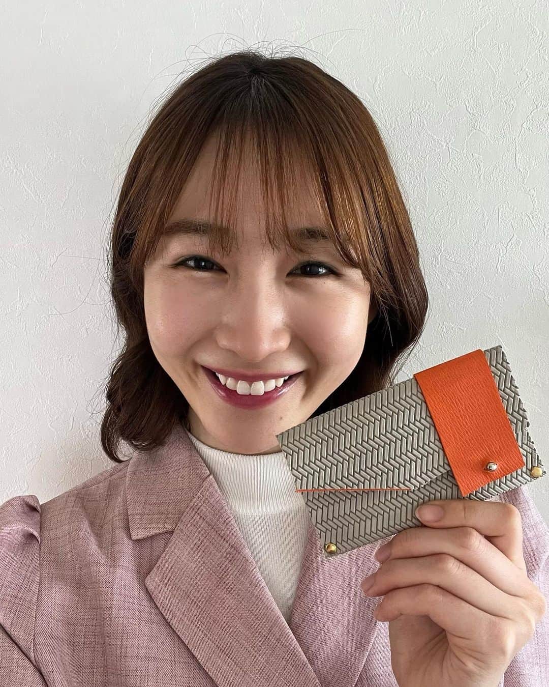 フジテレビアナウンサーのインスタグラム：「使い古した革製品でカードケースを作りました✨ ボロボロになってしまった革製品が簡単なリメイクで可愛いカードケースに生まれ変わりました！ お気に入りだった革製品も、形を変えてまた使えるのは嬉しいですね☺️  #体感サステナWAVE #楽しくアクションSDGs #革製品　#リメイク #カードケース #フジテレビアナウンサー #岸本理沙」