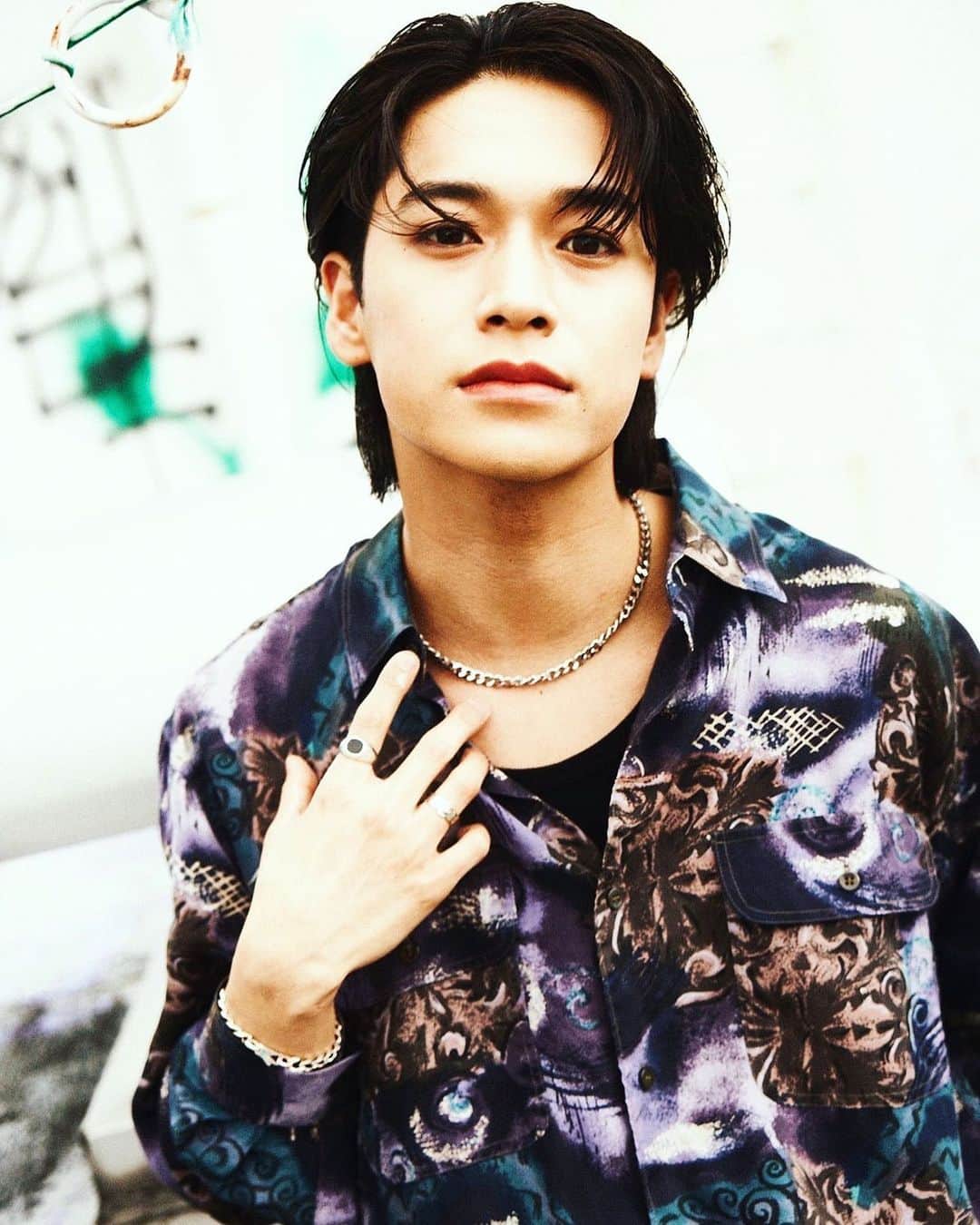 井上想良のインスタグラム：「・ #JUNON ７月号 本日発売。  make：#oya さん style：#三宅剛 さん camera：#後藤倫人 さん (写真はアザーカットです。) @junon_jp」