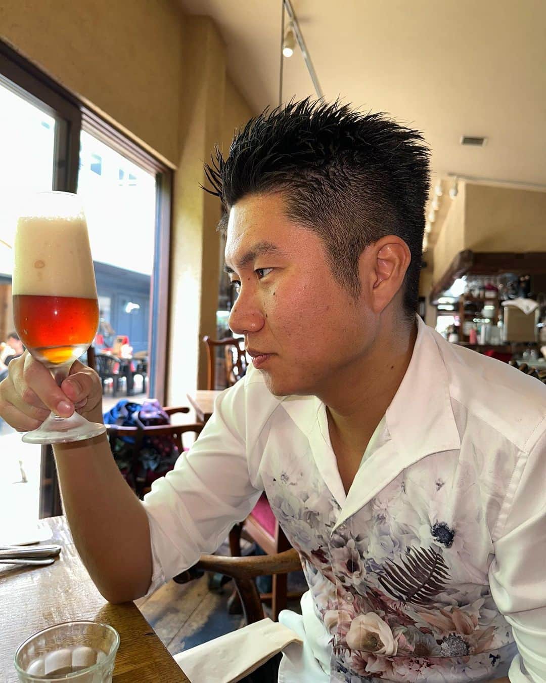 一条貫太のインスタグラム：「今日はとあるところでビールをいただきました🍺 5周年記念イベント前のリフレッシュ☀️  お申し込みいただいた皆さん、明日はお気をつけてお越しください！精一杯がんばります🎤✨  #一条貫太 #男の漁場 #ビール #演歌男子」