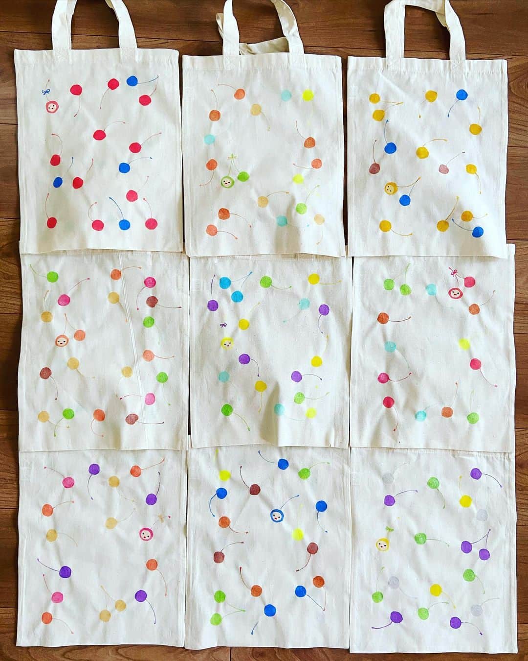 おおたうにのインスタグラム：「トートバッグ作ってるの。 手描きで表裏に大量の🍒を！  布用絵の具なので洗っても落ちないよ。 でもゴンゴン洗うと縮むよ。  #バッグ作り #handmade #illustration #水彩画 #outauni #おおたうに #ほぼ写経」