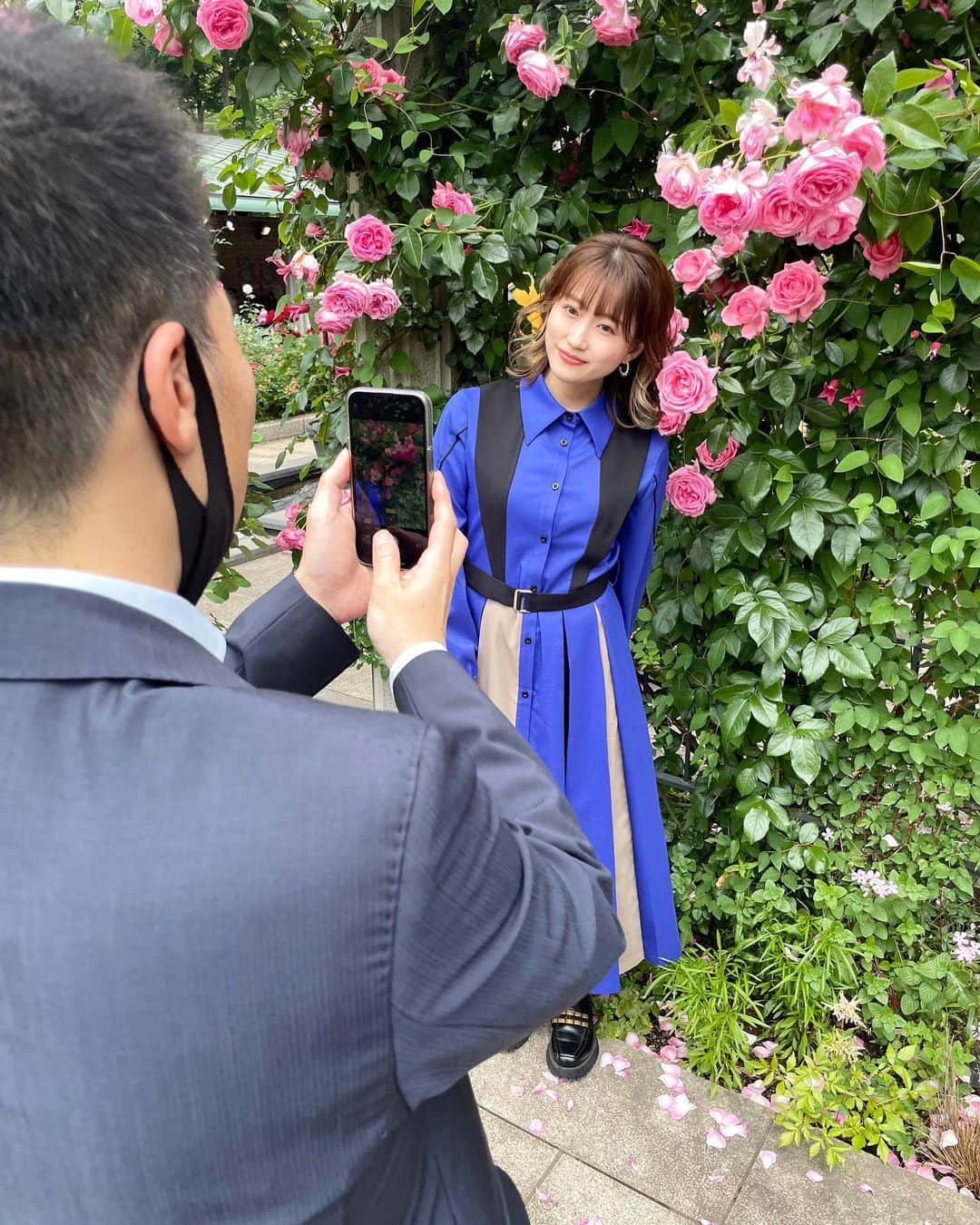 津田麻莉奈さんのインスタグラム写真 - (津田麻莉奈Instagram)「昨日 東京競馬場のローズガーデンにて🌹 撮影は井内さん🤭(ありがとうございます！)  #オークス は◎◯で的中できました…！ 最近、買い目を絞るキャンペーンを 自分の中で開催中なので3連単は外れたけど 馬連は1点買いでしっかりプラスです！嬉しい🥰  そして今週はいよいよダービーです！！！🐎 5/28(日)ダービー当日はなんと #グリーンチャンネルWeb にて #キャプテン渡辺のオンライン競馬パーティ 生放送！  ✨🐴キャプテン渡辺のオンライン競馬パーティ🐴✨ 〜ダービーDAY に大集結〜 ■配信日:2023 年 5 月 28 日(日)12:00~16:00 ■配信チャンネル:5ch(マルチ会員の方のみご視聴頂けます) ■配信内容:【グリーンチャンネル Web 限定配信】 キャプテン渡辺のオンライン競馬パーティを開催!稲富菜穂、鈴木ショータ、津田麻莉奈のおなじみの3人とともに、今回はグリーンチャンネルのスタジオから生配信でお   届けします。数々のミラクルを起こしてきたチーム馬券の炸裂なるか!? 【出演者】 キャプテン渡辺さん、稲富菜穂さん、鈴木ショータさん、津田麻莉奈 (↑公式から引用しました)  プレゼント企画もあるそうなのでお楽しみに！ ぜひご覧ください🥰🥰🥰  #東京競馬場　 #ローズガーデン #めっちゃ薔薇きれいでした　 #これが東京だ　 #お嬢さん　 #日本ダービー #まりなる #津田麻莉奈」5月22日 15時21分 - tsudamarinal