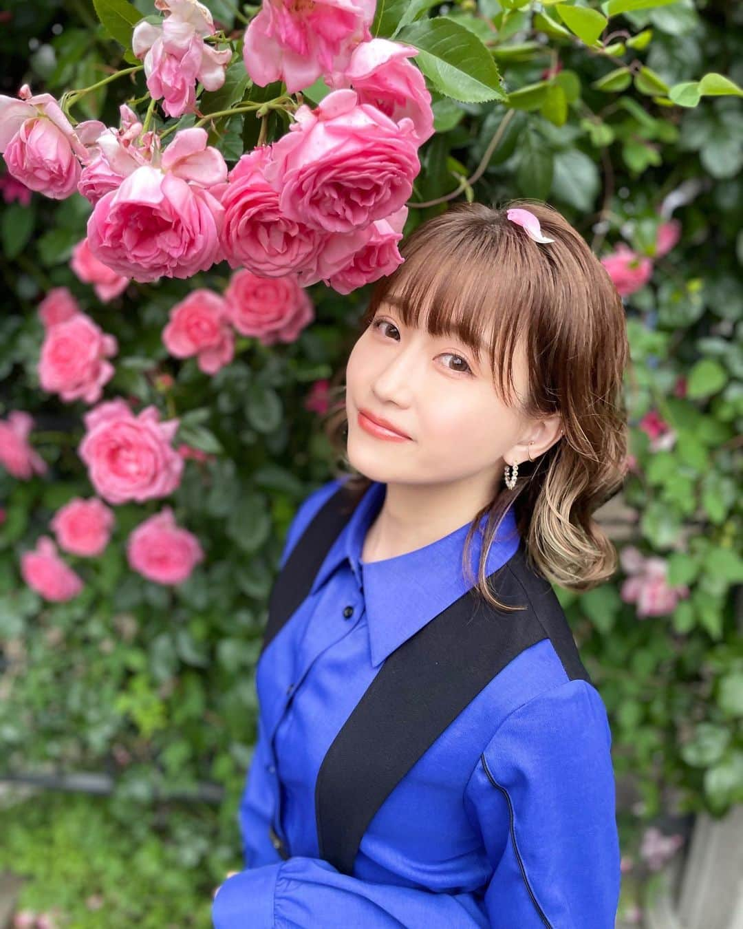 津田麻莉奈さんのインスタグラム写真 - (津田麻莉奈Instagram)「昨日 東京競馬場のローズガーデンにて🌹 撮影は井内さん🤭(ありがとうございます！)  #オークス は◎◯で的中できました…！ 最近、買い目を絞るキャンペーンを 自分の中で開催中なので3連単は外れたけど 馬連は1点買いでしっかりプラスです！嬉しい🥰  そして今週はいよいよダービーです！！！🐎 5/28(日)ダービー当日はなんと #グリーンチャンネルWeb にて #キャプテン渡辺のオンライン競馬パーティ 生放送！  ✨🐴キャプテン渡辺のオンライン競馬パーティ🐴✨ 〜ダービーDAY に大集結〜 ■配信日:2023 年 5 月 28 日(日)12:00~16:00 ■配信チャンネル:5ch(マルチ会員の方のみご視聴頂けます) ■配信内容:【グリーンチャンネル Web 限定配信】 キャプテン渡辺のオンライン競馬パーティを開催!稲富菜穂、鈴木ショータ、津田麻莉奈のおなじみの3人とともに、今回はグリーンチャンネルのスタジオから生配信でお   届けします。数々のミラクルを起こしてきたチーム馬券の炸裂なるか!? 【出演者】 キャプテン渡辺さん、稲富菜穂さん、鈴木ショータさん、津田麻莉奈 (↑公式から引用しました)  プレゼント企画もあるそうなのでお楽しみに！ ぜひご覧ください🥰🥰🥰  #東京競馬場　 #ローズガーデン #めっちゃ薔薇きれいでした　 #これが東京だ　 #お嬢さん　 #日本ダービー #まりなる #津田麻莉奈」5月22日 15時21分 - tsudamarinal