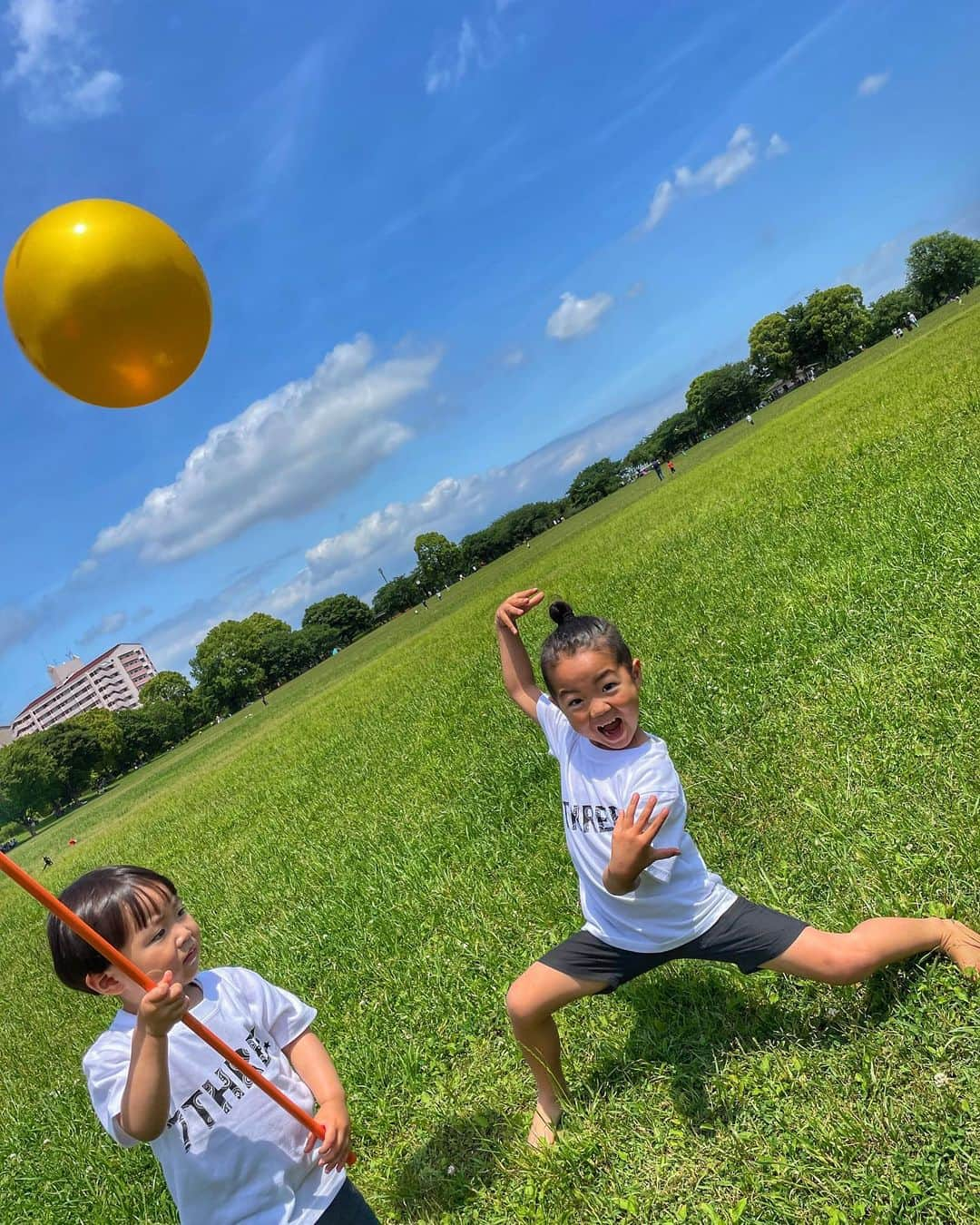 渡部太基さんのインスタグラム写真 - (渡部太基Instagram)「. わたべんちの日曜日☀️ #ピクニック #虫取り #蝶々12匹GET #芝生は裸足で #きゅうり1人2本まで」5月22日 15時23分 - daikick7