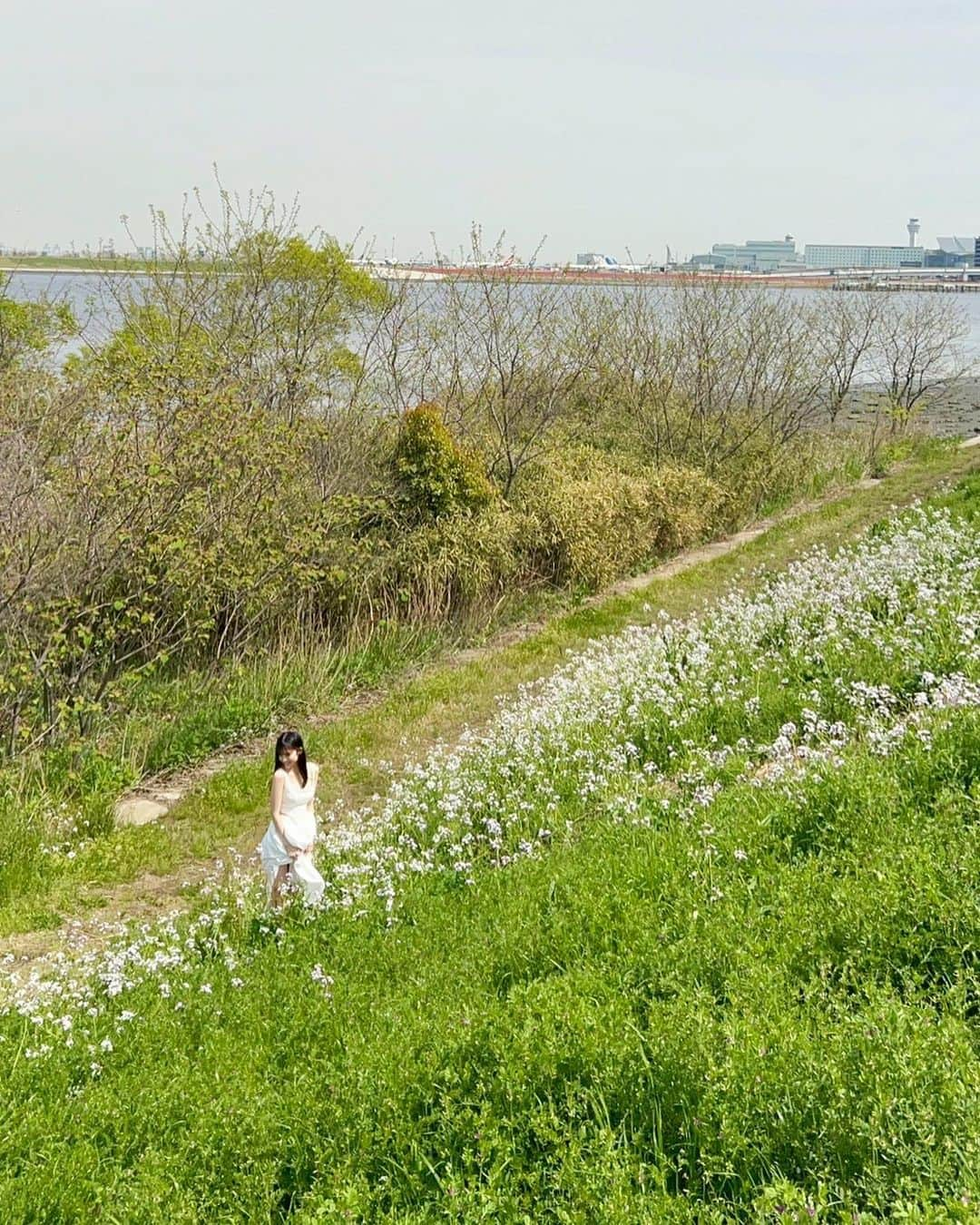 志田こはくさんのインスタグラム写真 - (志田こはくInstagram)「本日発売｢週刊プレイボーイ｣ に掲載して頂きました！  初めて週プレさんに登場させていただいてから一年。 18歳最後のグラビアを皆様に観ていただきたいです！  デジタル写真集も発売されてます！ 是非チェックしていただけたら嬉しいです📖♡」5月22日 15時25分 - shida_kohaku