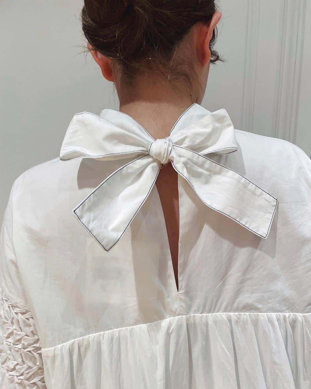 IÉNA LA BOUCLEさんのインスタグラム写真 - (IÉNA LA BOUCLEInstagram)「〈Merlette〉  NYのブルックリンにベースを置くマーレットは、デザイナーマリーナ・コートバゥイ自身の豊かな旅の体験から生まれた世界中を自由に旅する女性のためワードローブです。  自分の価値観と好奇心の向かうままに自由に旅をしてグローバルに活躍する現代の女性のために、昼も夜も着用できるエレガントでストレスフリーな洗練されたコレクションを提案しています。    ASTELL DRESS ¥86,900 intax col:white,black  #merlette#dress#ienalaboucle#iena#イエナ#イエナラブークル#マーレット#ienalaboucle_23ss」5月22日 20時00分 - iena.la.boucle.store