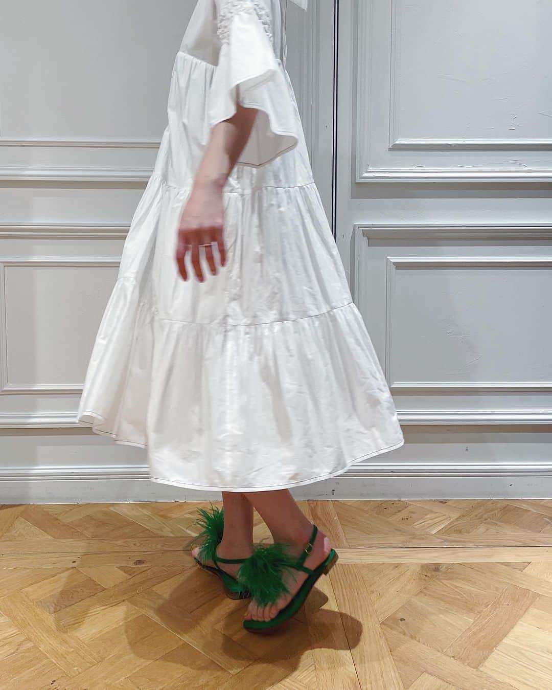 IÉNA LA BOUCLEさんのインスタグラム写真 - (IÉNA LA BOUCLEInstagram)「〈Merlette〉  NYのブルックリンにベースを置くマーレットは、デザイナーマリーナ・コートバゥイ自身の豊かな旅の体験から生まれた世界中を自由に旅する女性のためワードローブです。  自分の価値観と好奇心の向かうままに自由に旅をしてグローバルに活躍する現代の女性のために、昼も夜も着用できるエレガントでストレスフリーな洗練されたコレクションを提案しています。    ASTELL DRESS ¥86,900 intax col:white,black  #merlette#dress#ienalaboucle#iena#イエナ#イエナラブークル#マーレット#ienalaboucle_23ss」5月22日 20時00分 - iena.la.boucle.store