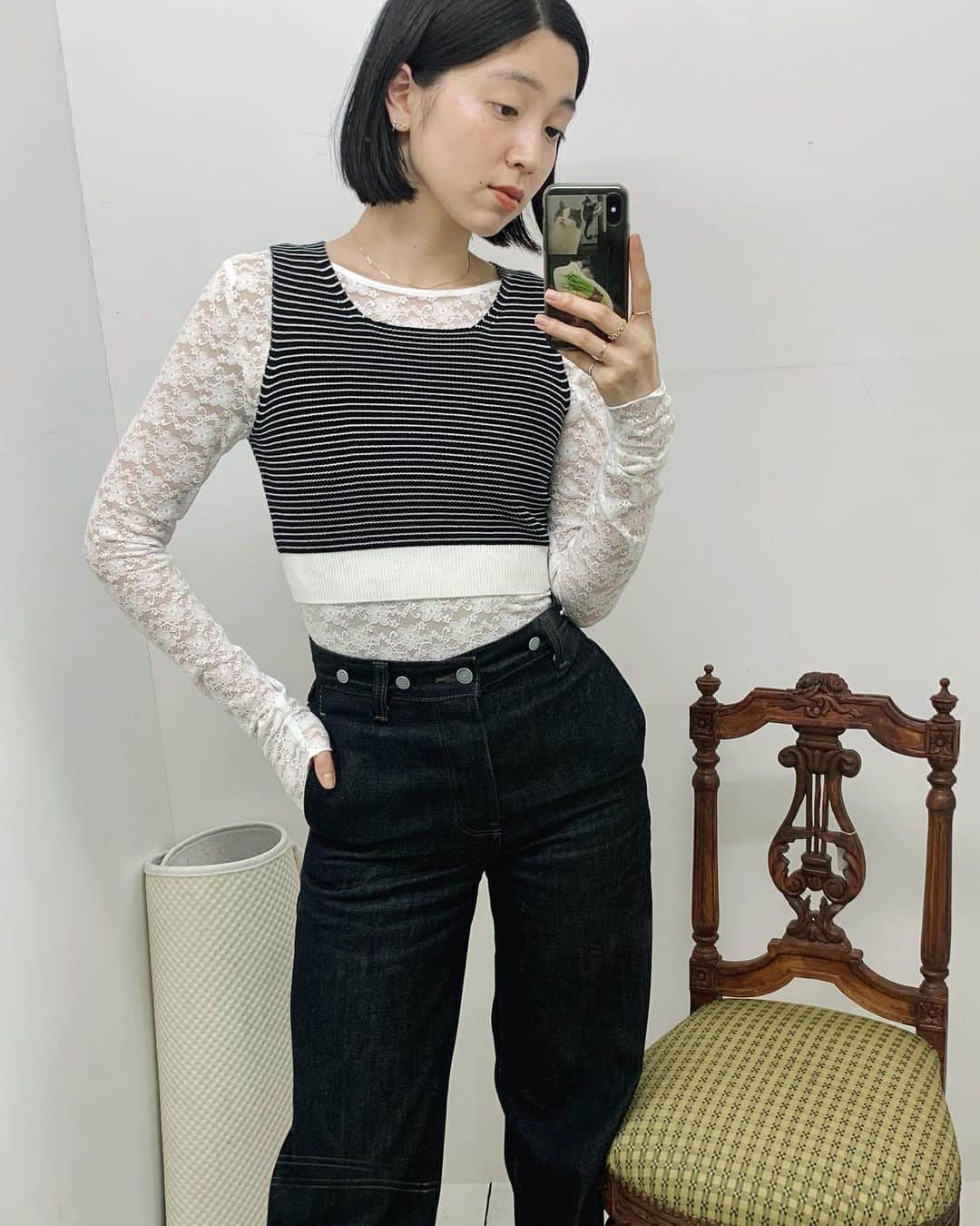 小谷実由のインスタグラム：「白レースは甘くなるんじゃないかとなかなか手が出せなくて今まで黒レースばかり選んでいたのですが、カジュアルなアイテムに合わせるとバランスが軽やかでかわいいことに気付いて嬉しくなった日🦭お腹出してるの！？と聞かれますがお腹が冷えるのがこの世で上位に怖いことなのでベージュのインナーをしっかり着込んで安心しています🦭🦭 lacetops #ambiguous_ur @urban_research @kojimasaki_ . knit tops @rye_tender . bottoms @margarethowell_jp . necklace @noue_design . #おみゆ箪笥」