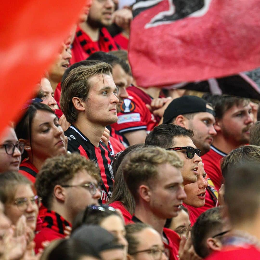 バイエル・レバークーゼンさんのインスタグラム写真 - (バイエル・レバークーゼンInstagram)「Thank you for your support in our last home game this season! 👏⚫️♥️👏  🔙 #B04BMG 2-2 #Bundesliga #Bayer04 #Werkself」5月22日 15時33分 - bayer04fussball