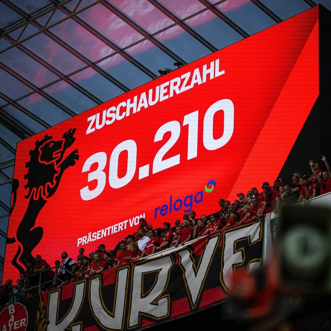 バイエル・レバークーゼンさんのインスタグラム写真 - (バイエル・レバークーゼンInstagram)「Thank you for your support in our last home game this season! 👏⚫️♥️👏  🔙 #B04BMG 2-2 #Bundesliga #Bayer04 #Werkself」5月22日 15時33分 - bayer04fussball