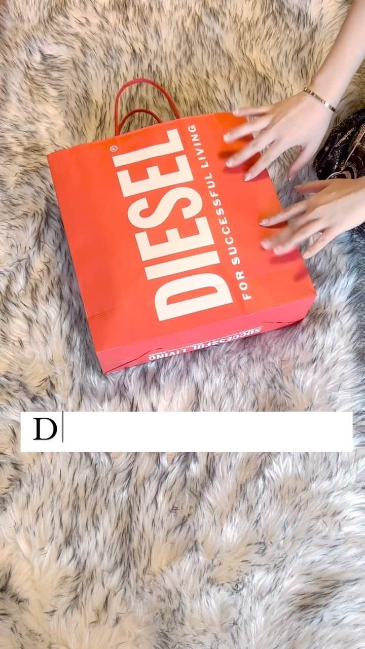 藤咲めいのインスタグラム：「初DIESELでお買い物🛍💕この開ける時が一番楽しいよね🤣笑 朝からパジャマで動画撮りました笑 寝ぼけて独り言入っちゃってる🤦‍♀️w  #asmr #購入品 #購入品紹介 #開封動画 #getfit #diesel #fashion #clothes」