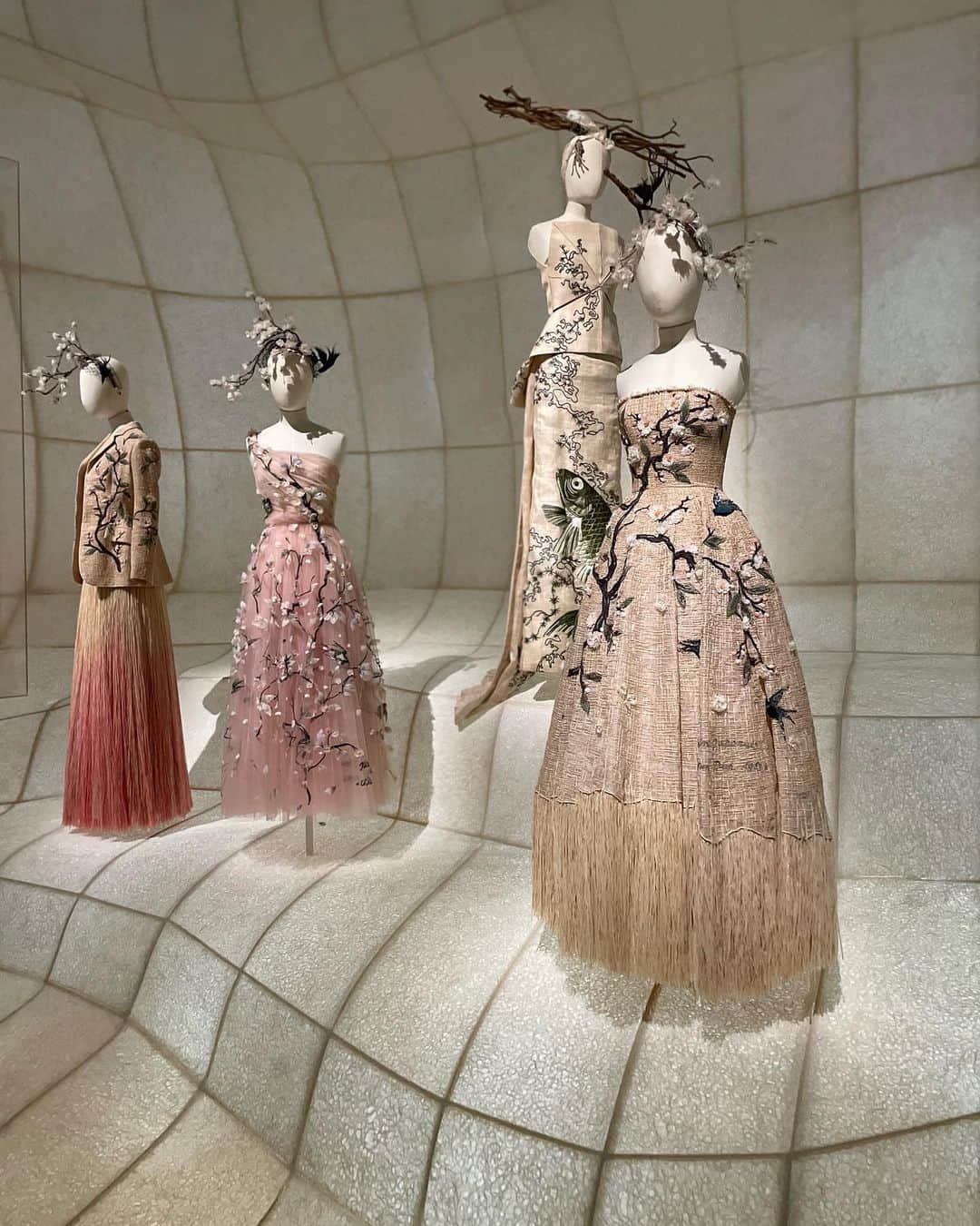 大橋菜央さんのインスタグラム写真 - (大橋菜央Instagram)「Christian Dior Designer of Dreams🪡 . . . 素敵すぎたDIOR展の名残を ここにも🫶🫧 . . . thx @hiroko_kojima.nailworks  #dior展  #christiandior」5月22日 15時34分 - naoliving
