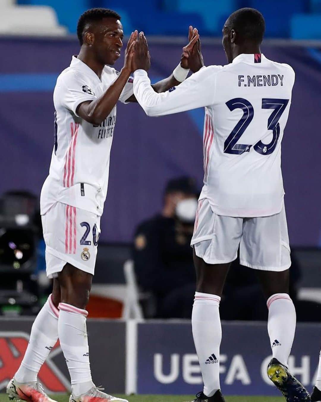 フェルランド・メンディのインスタグラム：「It has to stop 🤜🏿🤛🏿  Racism has no place anywhere !  I am with you @vinijr 💪🏿」
