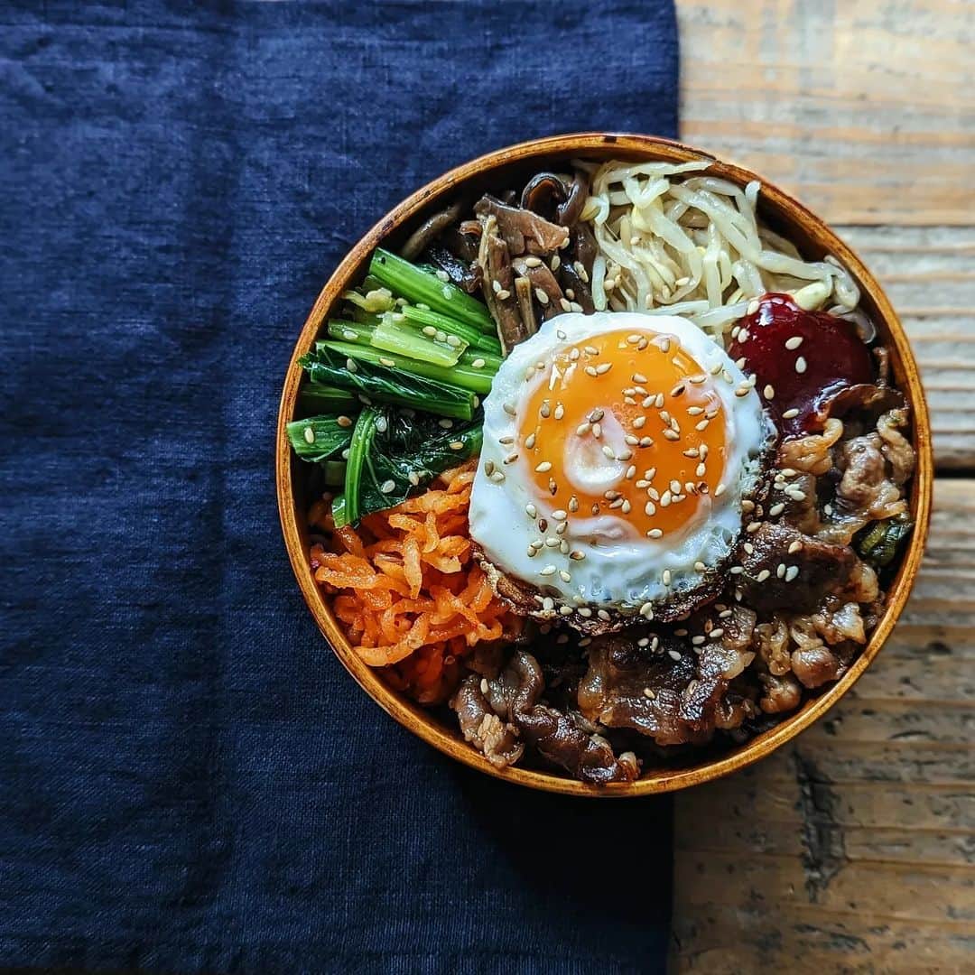 tamiのインスタグラム：「* #お弁当 *  先週のお弁当達🍱  ビビンバ オムライス いつもの 炒飯＆唐揚げ 牛丼  土曜日はゴルフに行って 日曜日はサッカーの試合にフルで出て 今日は痛い所に湿布を貼って出勤🧔🏻‍♀️ 体は年齢に正直だからね😂  * #tami弁  #弁当#bento#lunchbox #ランチ#昼食#のっけ弁#旦那弁当 #ごはん#食事#暮らし#お弁当記録」
