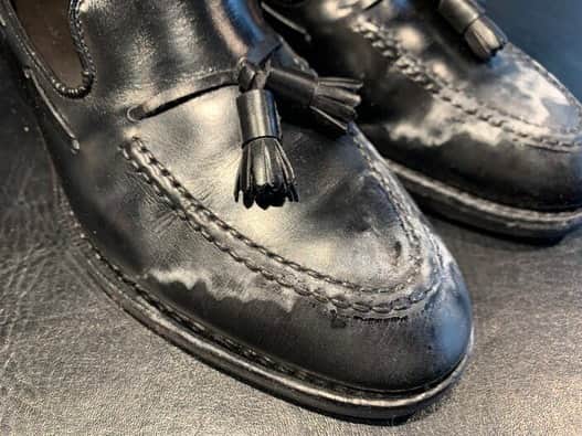 m.mowbrayさんのインスタグラム写真 - (m.mowbrayInstagram)「革靴を洗うタイミングとは？ . . .  最近「靴に白い汗染みができた」「革の表面が波打っている」というご相談が増えています。  ほとんどの方は、雨の日に履いた革靴が濡れ、そのあとに起きているはず。  . ------------------------------ @｜ハイライト ▶▶▶革靴を洗う ------------------------------  よりご覧いただけます。 ぜひ、チェックしてみてください🔥 . . . . #靴磨き#靴修理 #シューシャイン#シューケア #革のある暮らし#革のある生活 #革#本革#革製品#革職人#革雑貨 #経年変化#エイジング #革靴男子#革靴女子 #今日の靴#今日の足元 #お手入れ#手入れ #メンテナンス #靴好き#革靴好き #レザープロダクト#レザー小物 #革#本革#革製品#革」5月22日 15時46分 - m.mowbray