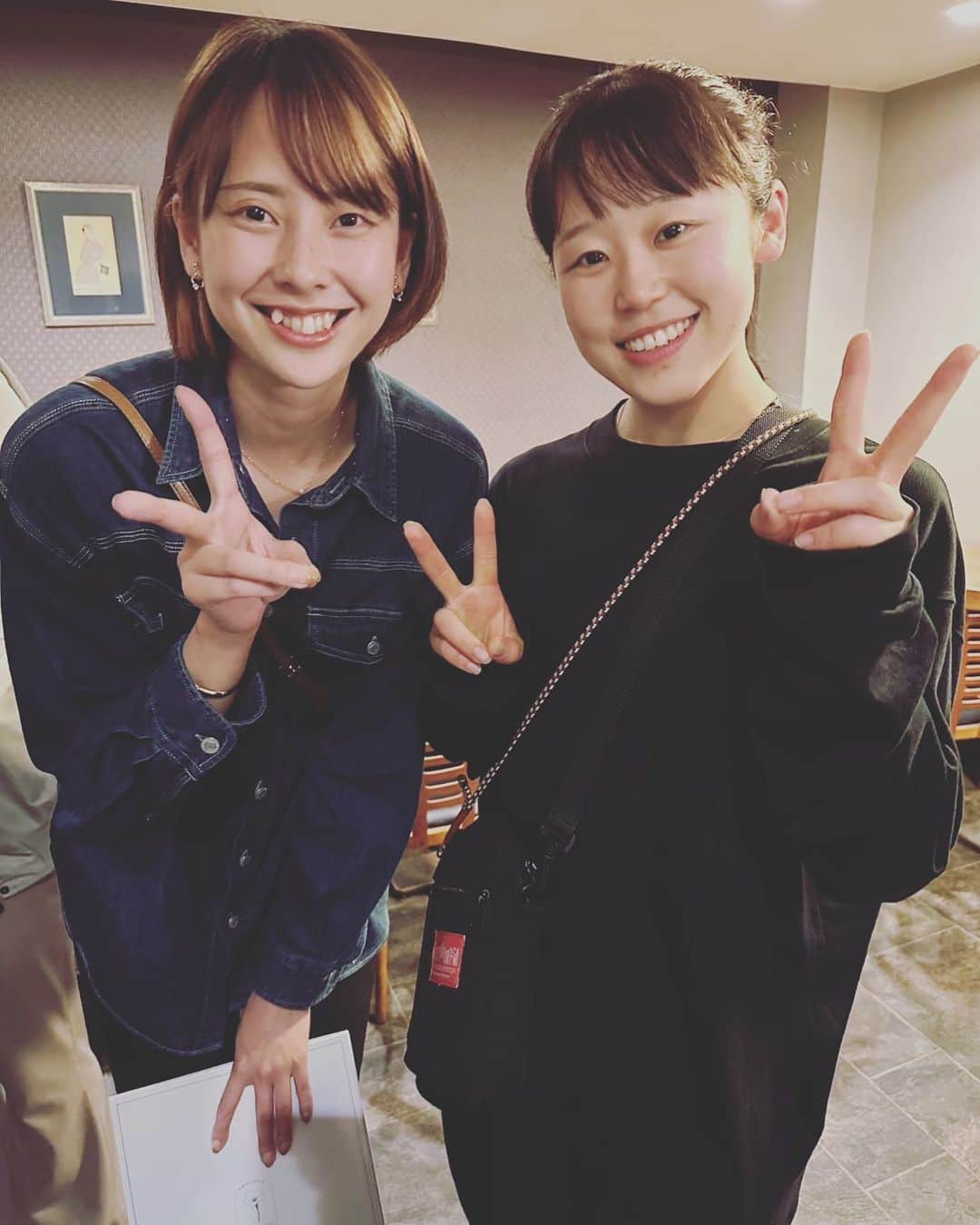 吉岡可奈さんのインスタグラム写真 - (吉岡可奈Instagram)「. 可愛い可愛いまなちゃん🙈 おっとりしてて天然ぽいんだけど バレーの時はダイナミックで 筋肉すごいし、とにかくパワフル😂！ パワフルリベロ！！！！ . 私のことやたらと褒めてくれるから なんか欲しいんだろうな〜💭笑 ､､､可愛いから買っちゃうけどね🦊🧡 . . #もっとたくさん #お話ししたかったな #っていうことで #これからもよろしくね🌷」5月22日 15時42分 - kana_yoshio